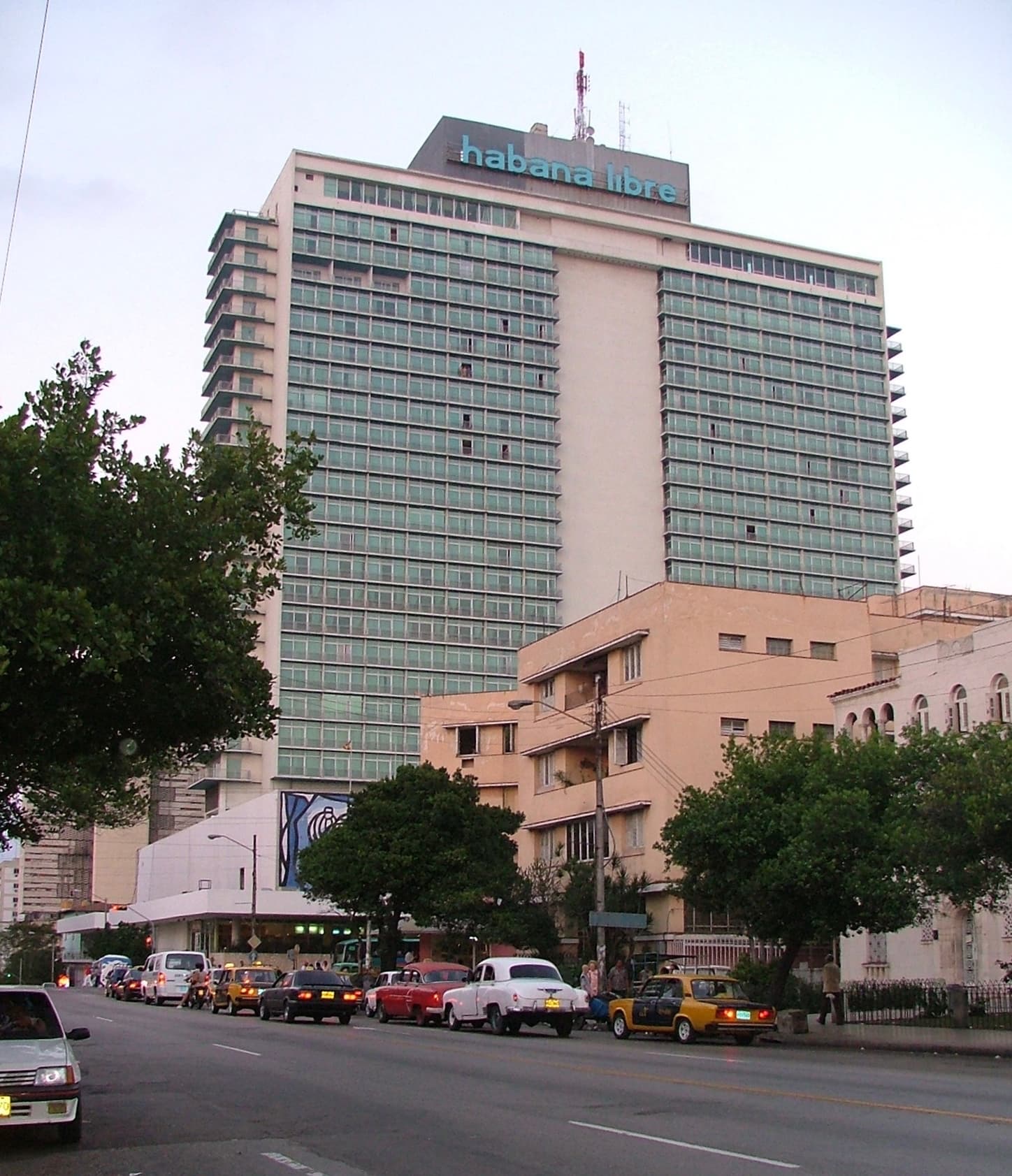 Hotel Habana Libre (via Wikimedia Commons, CC BY 2.5)