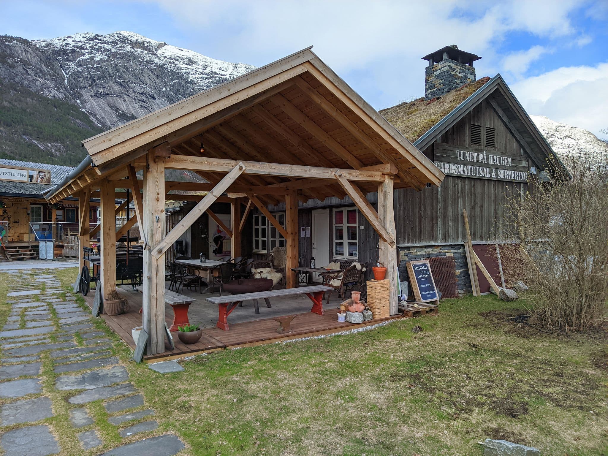 Street view near Rauhelleren turisthytte, Ulvik — © km2bp (CC BY-SA · Mapillary)