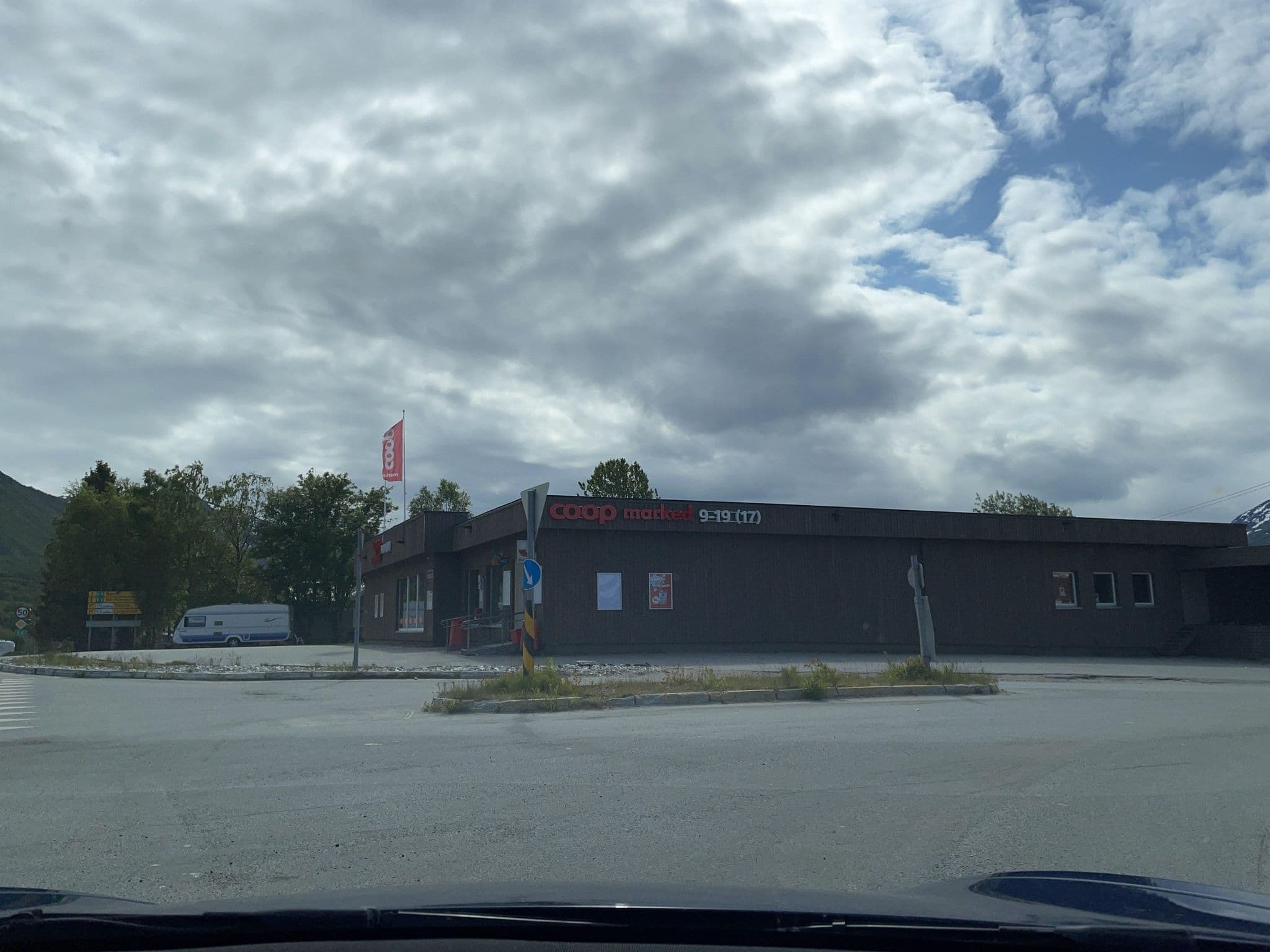 Street view near Håkons Gjestehus, Storslett — © kino (CC BY-SA · Mapillary)