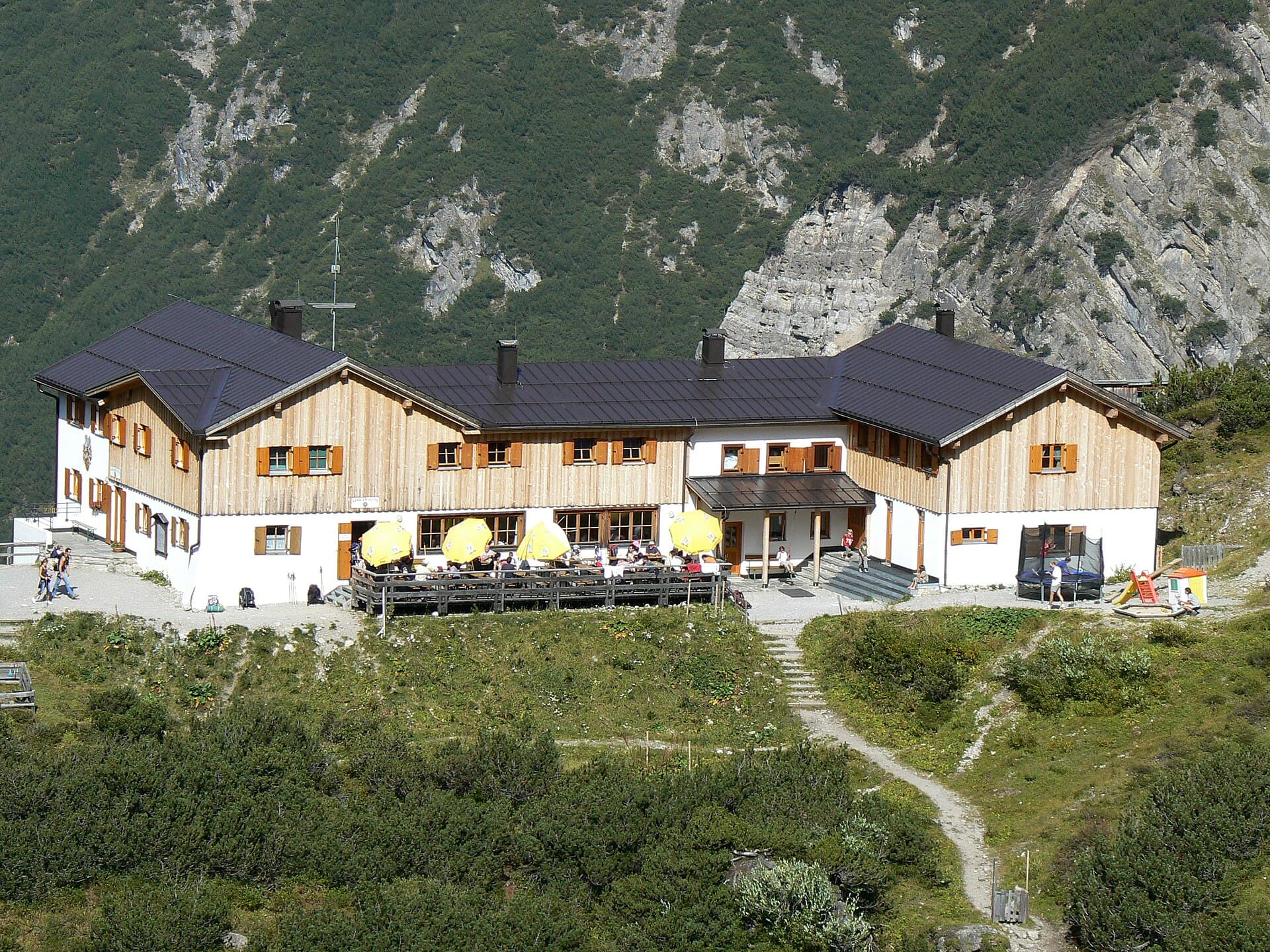 Hanauer Hütte (via Wikimedia Commons, CC BY-SA 3.0)