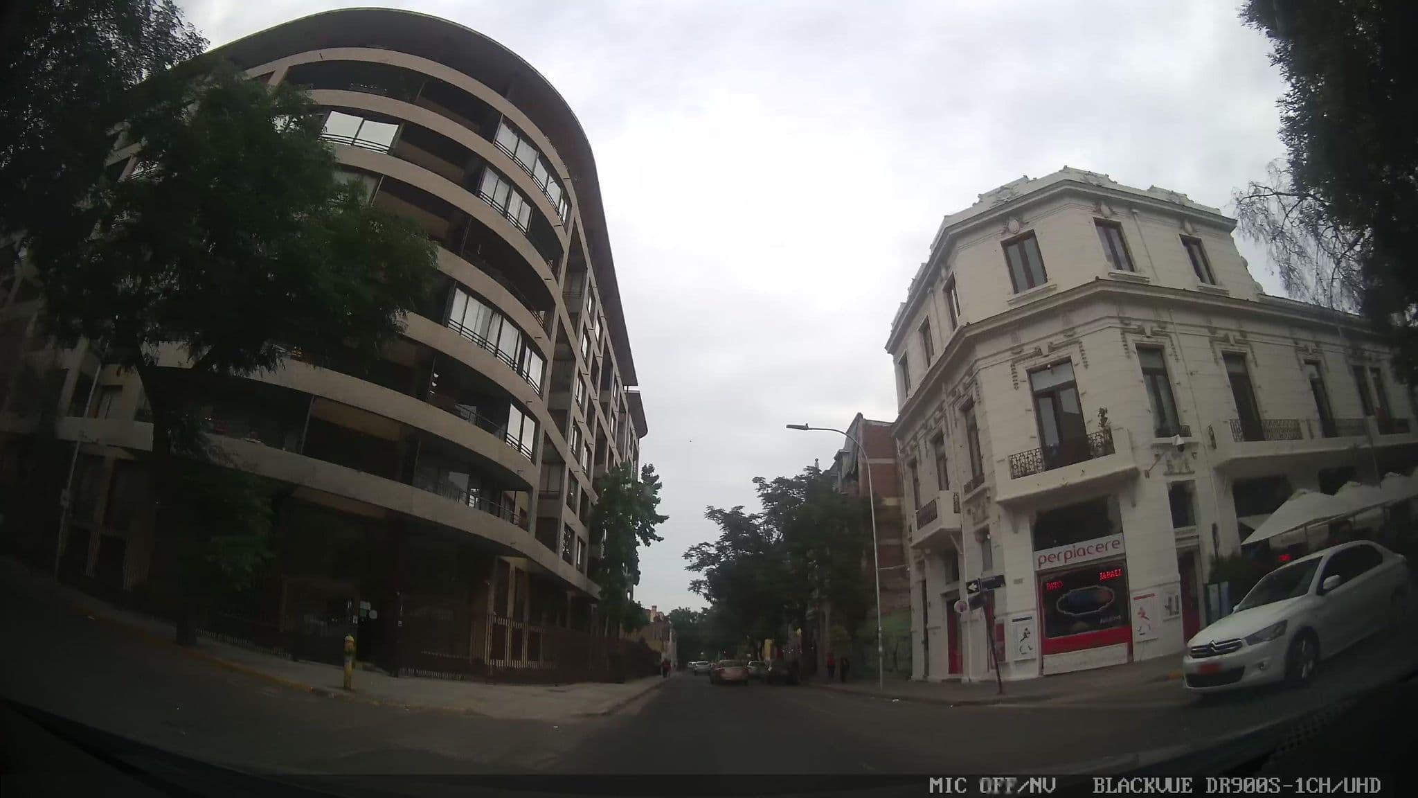 Street view near Chileinn Hostel, Santiago — © kaart_4 (CC BY-SA · Mapillary)