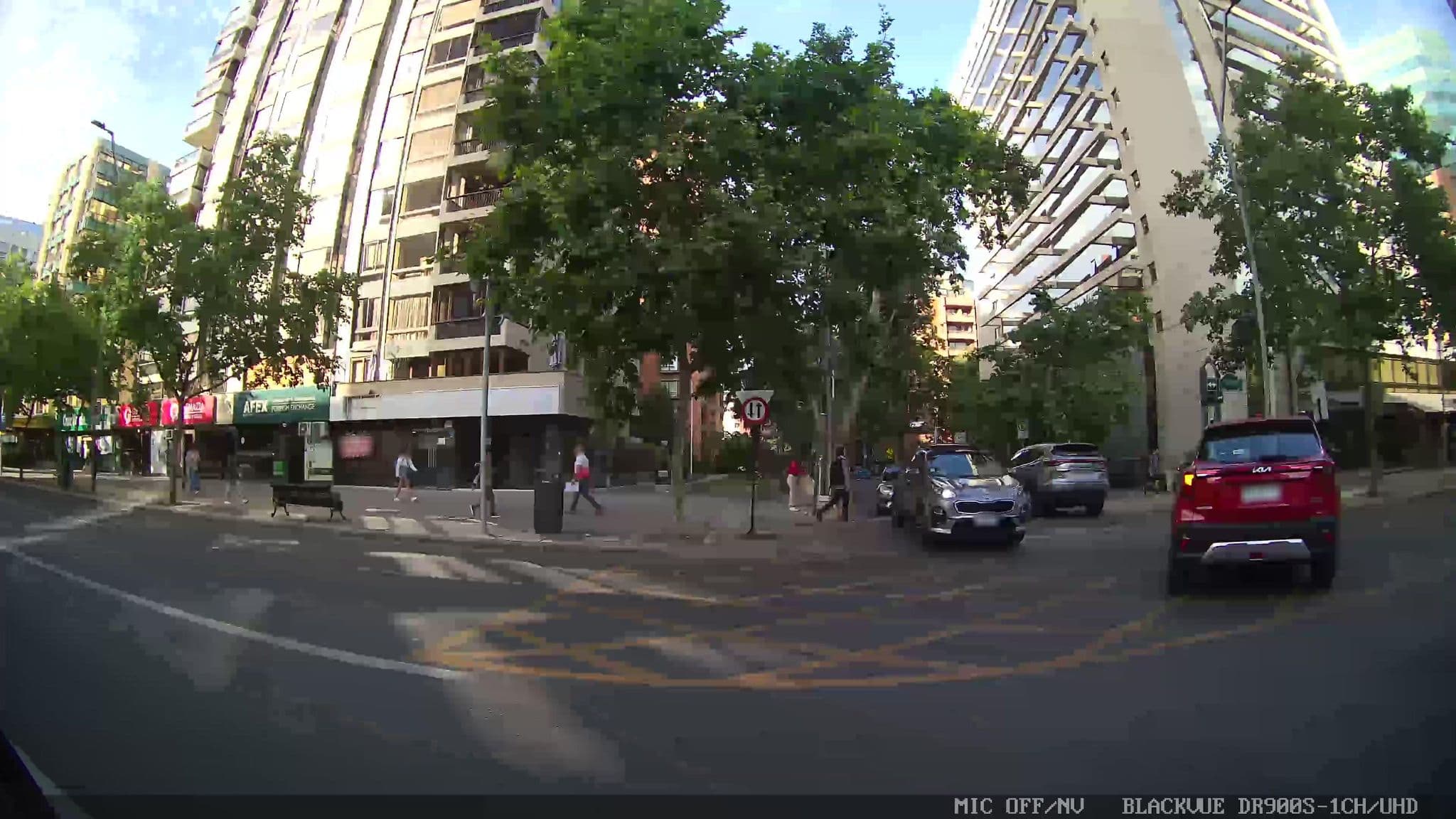 Street view near Hotel Plaza El Bosque Park, Ñuñoa — © kaart_1 (CC BY-SA · Mapillary)