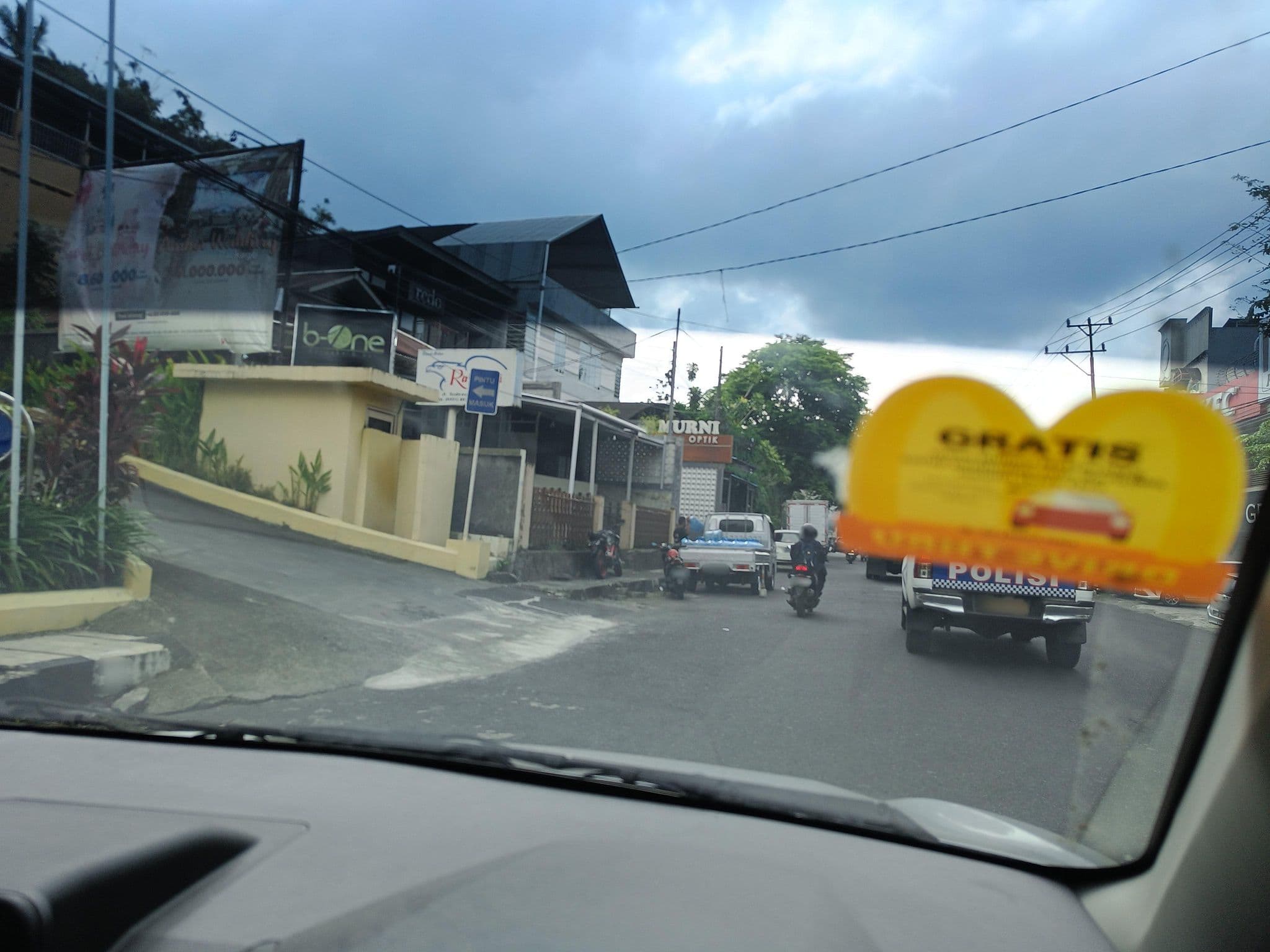 Street view near Swiss Belhotel, Manado