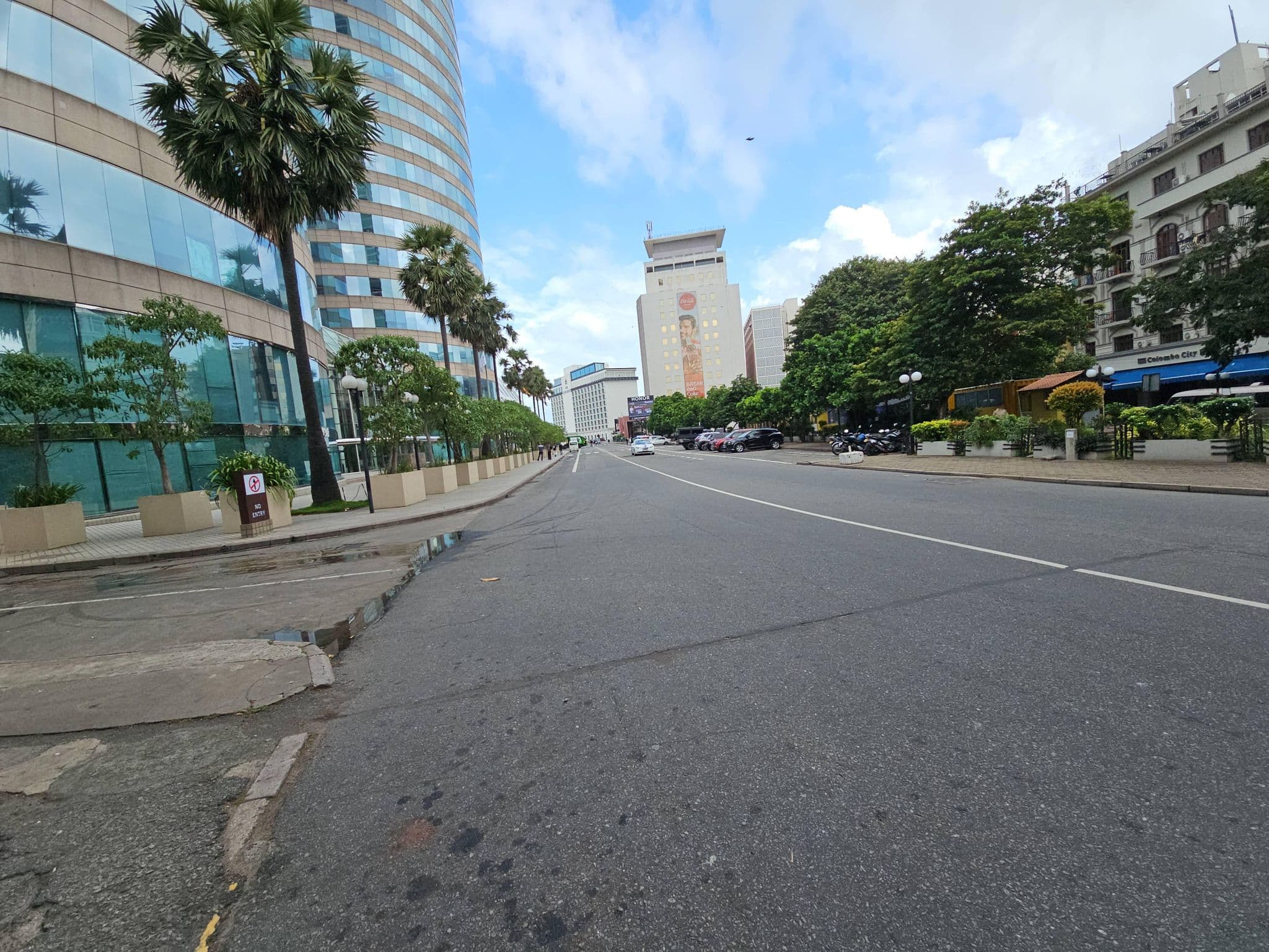 Street view near Amaya Hotels And Resorts, Colombo — © jlvmateo (CC BY-SA · Mapillary)
