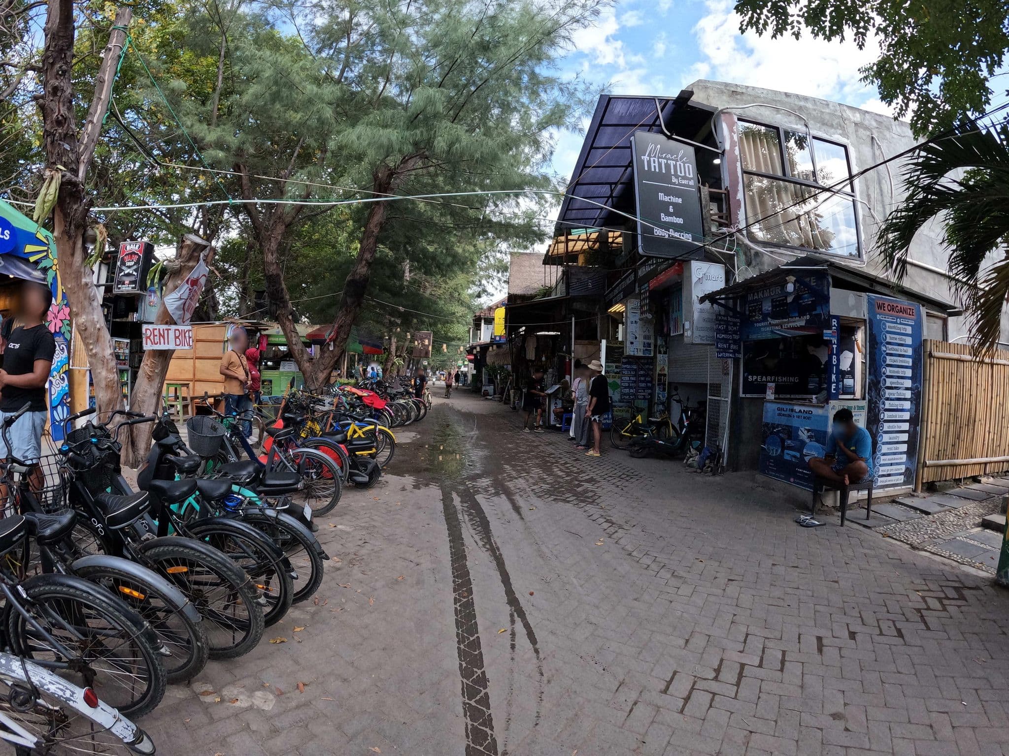 Street view near Gili Divers Hotel, Gili Trawangan