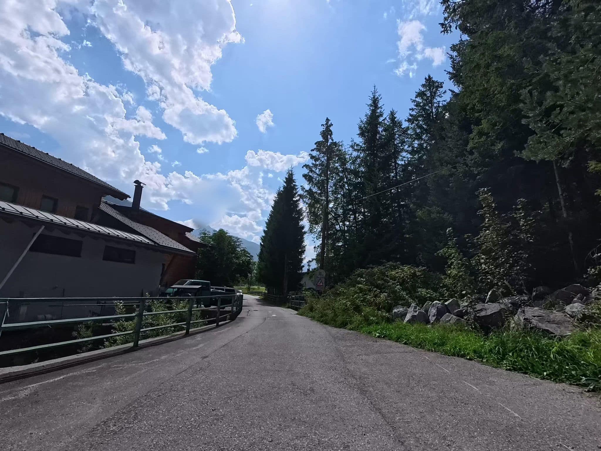 Street view near Lechtal-Camping Rudi, Weissenbach am Lech — © voyage-hors-saison (CC BY-SA · Mapillary)