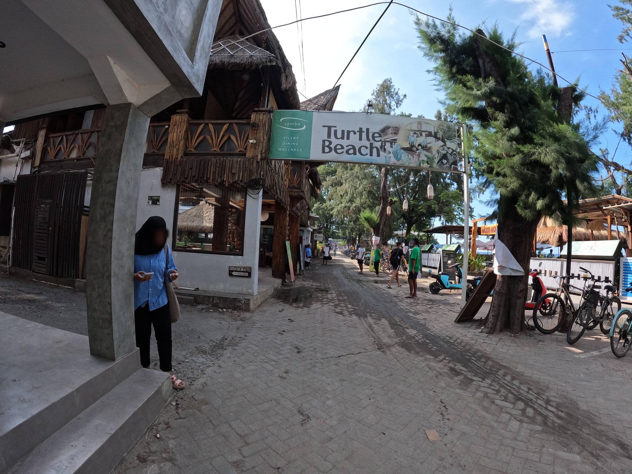 Street view near Sambas Villas, Gili Trawangan
