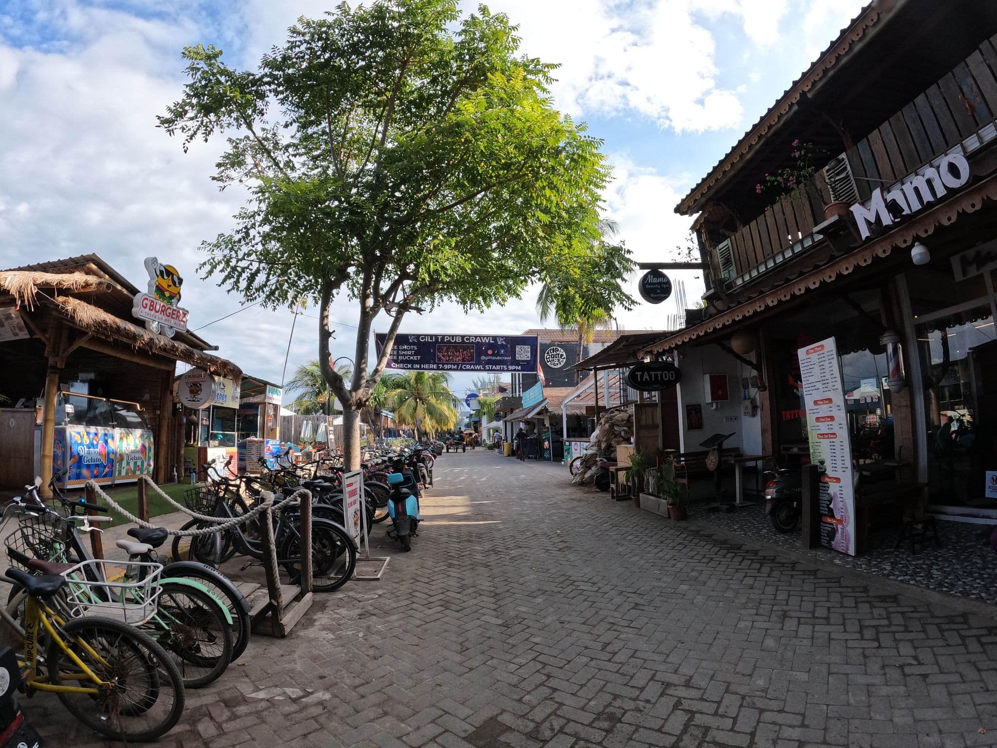 Street view near Tir Na Nog, Gili Trawangan — © lucomsky (CC BY-SA · Mapillary)