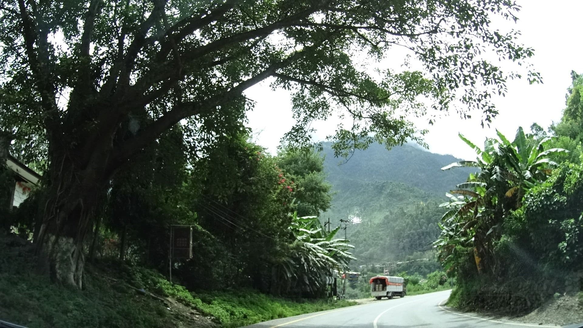 Street view near Motel Du Mugling, Bharatpur — © geohacker (CC BY-SA · Mapillary)
