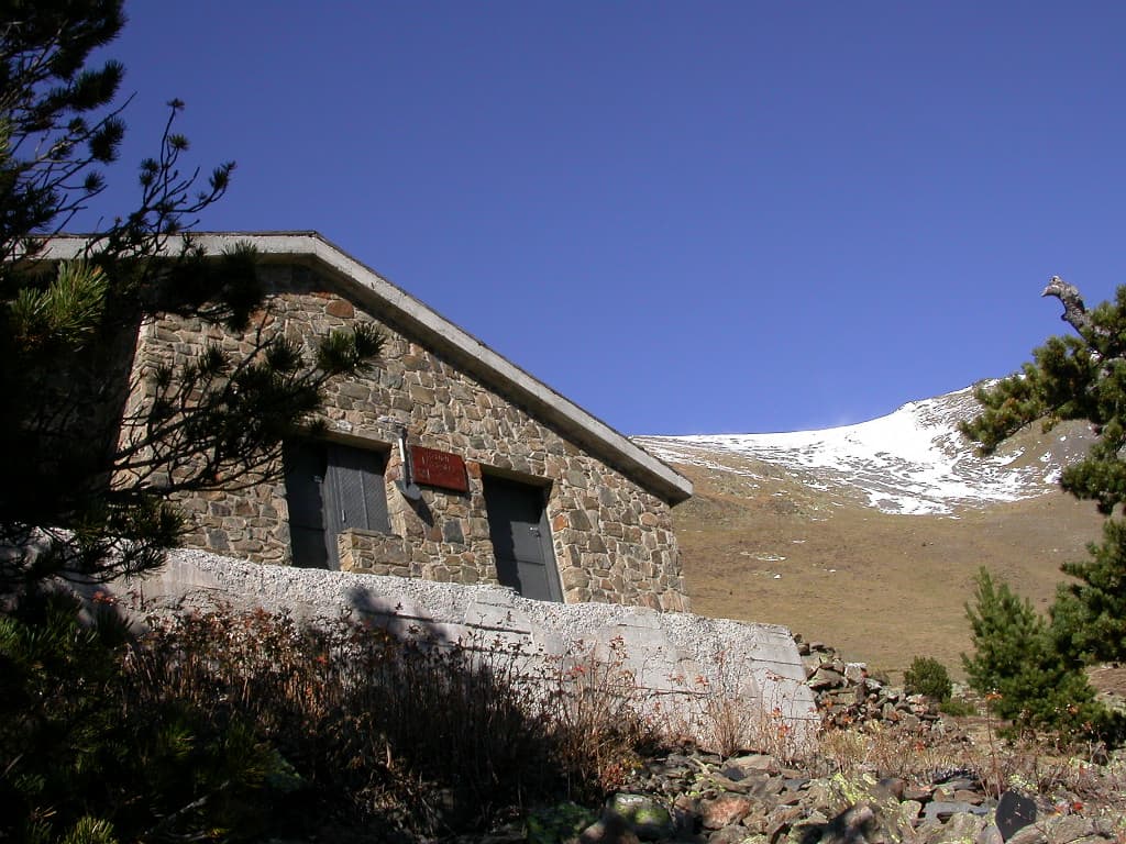 Refugi de les Fonts (via Wikimedia Commons, CC BY-SA 3.0)