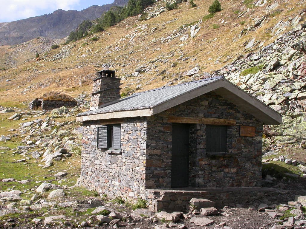 Refugi de l'Angonella (via Wikimedia Commons, CC BY-SA 3.0)