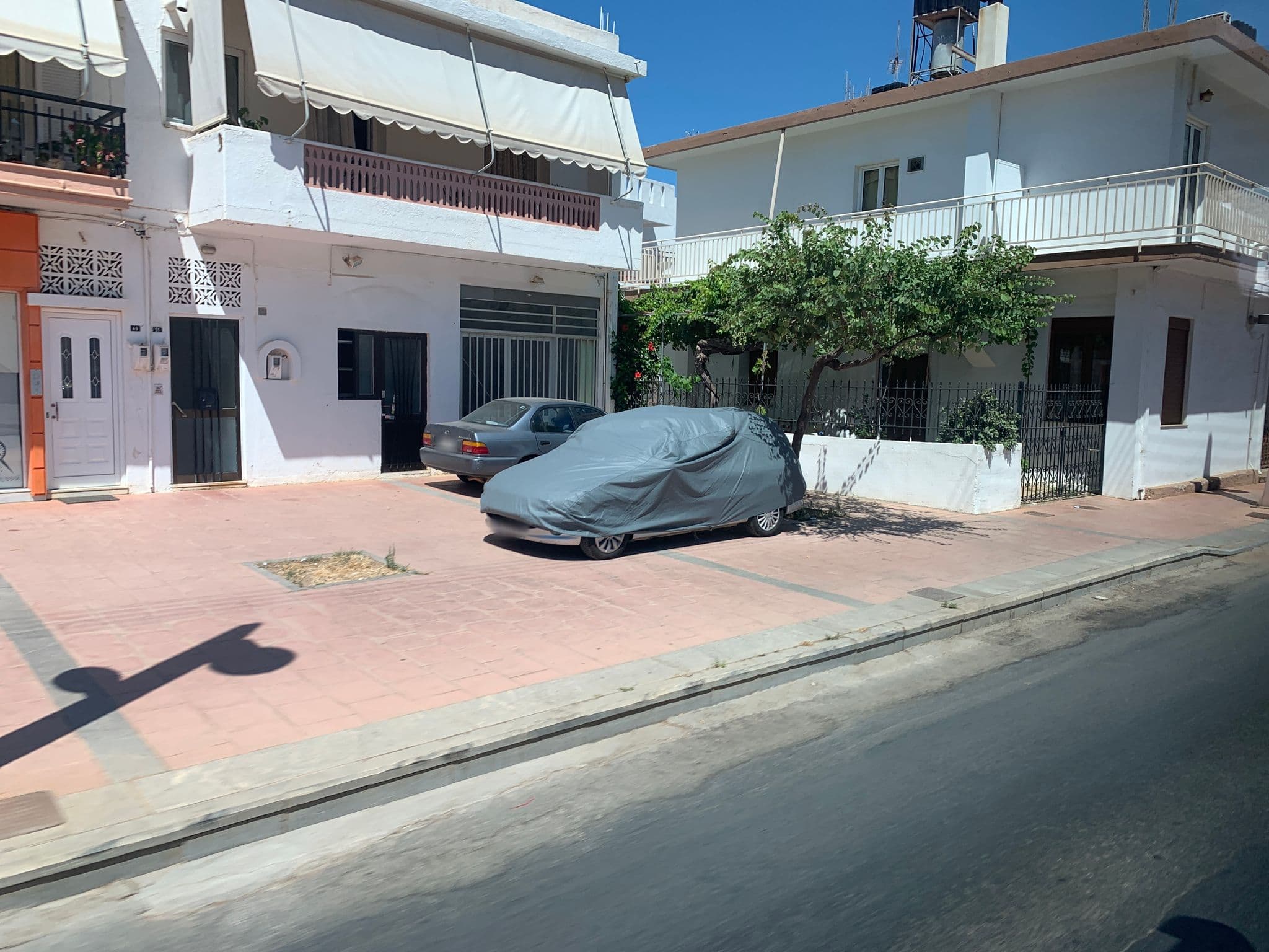 Street view near Ibiscus Hotel Malia, Mália — © chicc0 (CC BY-SA · Mapillary)