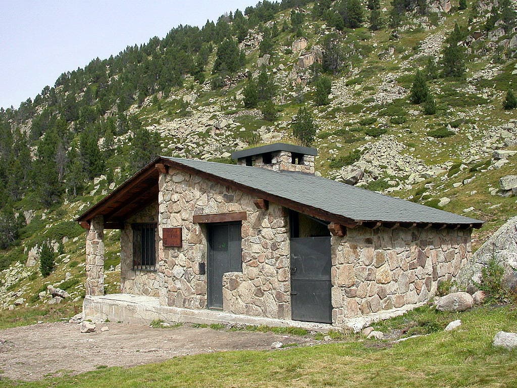 Refugi dels Agols (via Wikimedia Commons, CC BY-SA 3.0)