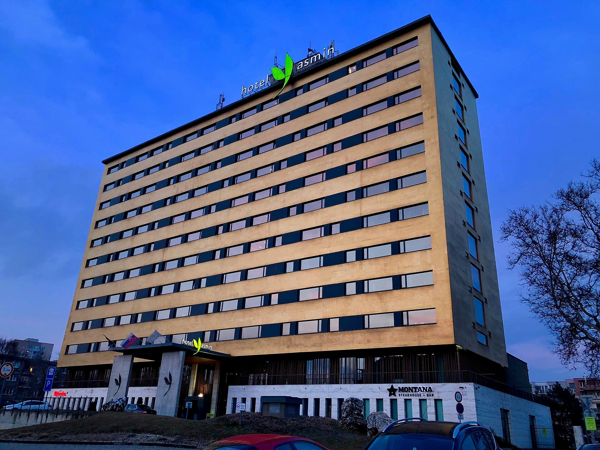 Hotel Yasmin Kosice (via Wikimedia Commons, CC BY-SA 4.0)