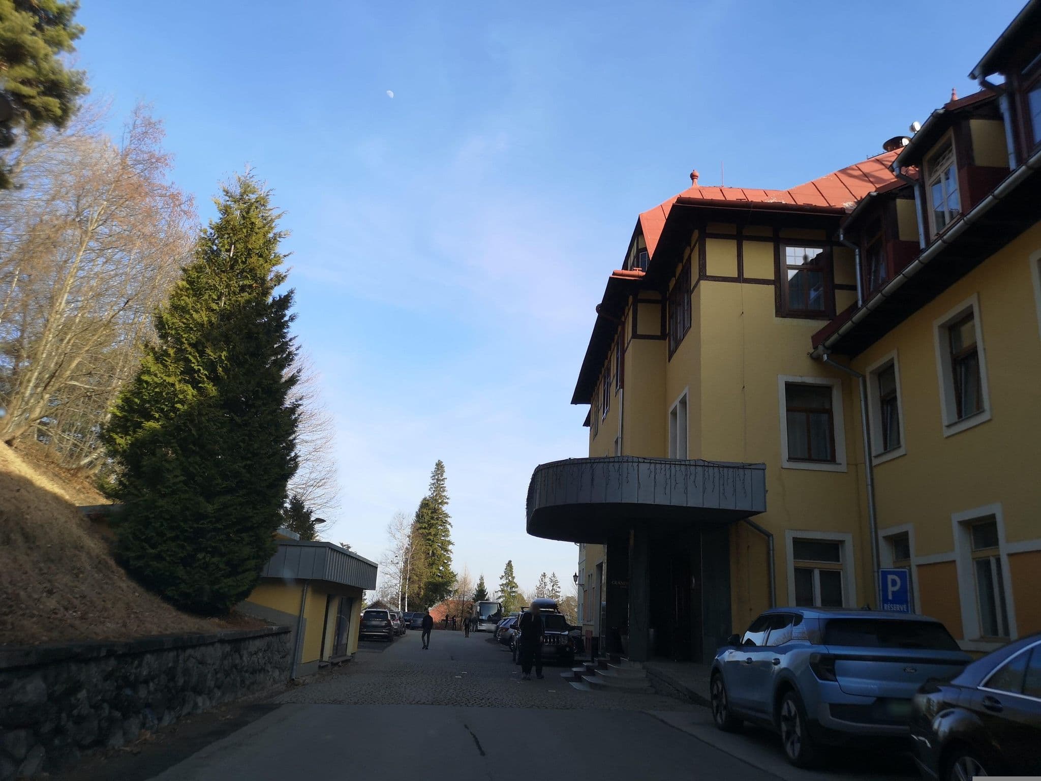 Street view near Grandhotel Praha Tatranská Lomnica, Vysoké Tatry — © moon4 (CC BY-SA · Mapillary)