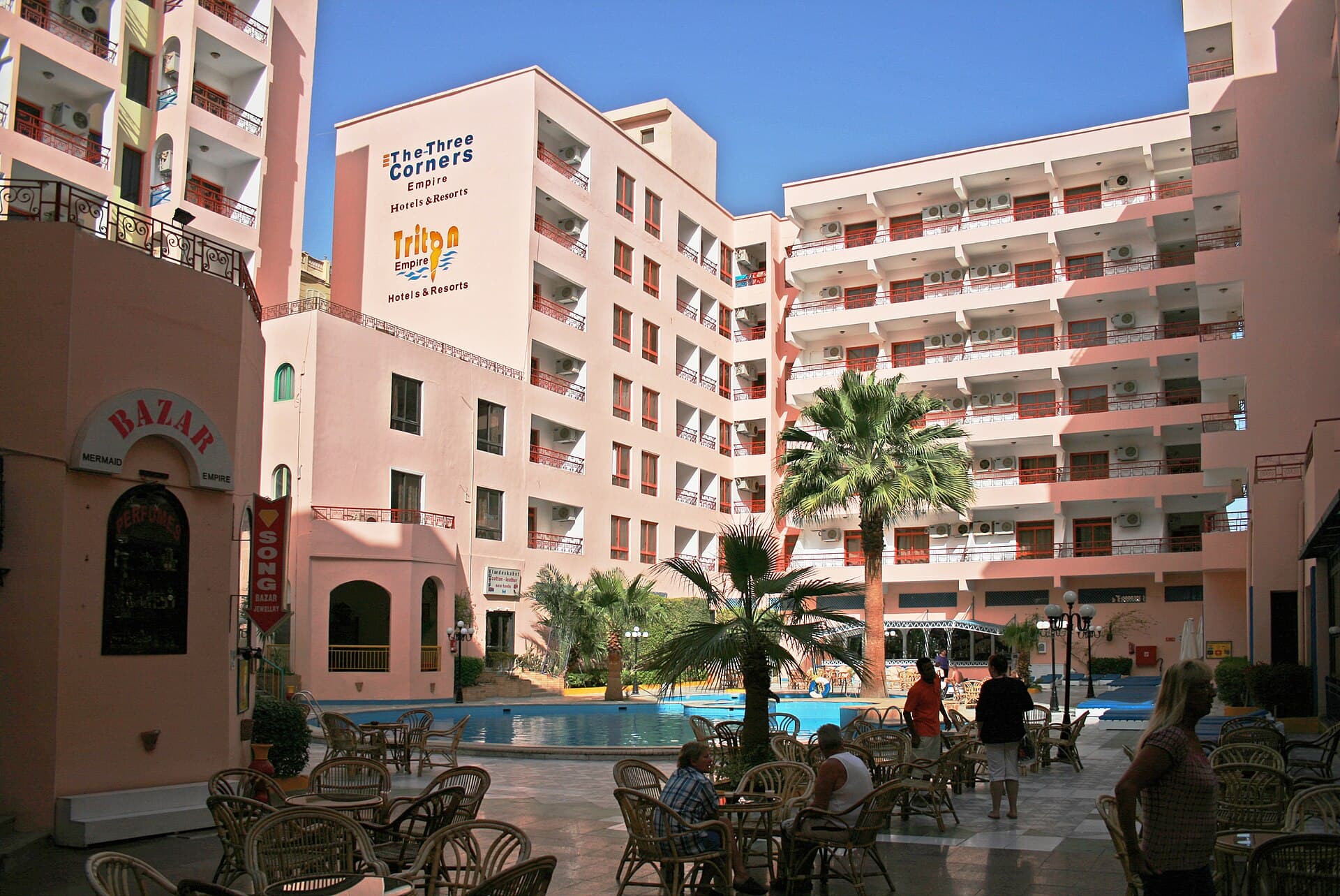 Royal Star Beach Resort (via Wikimedia Commons, Public domain)
