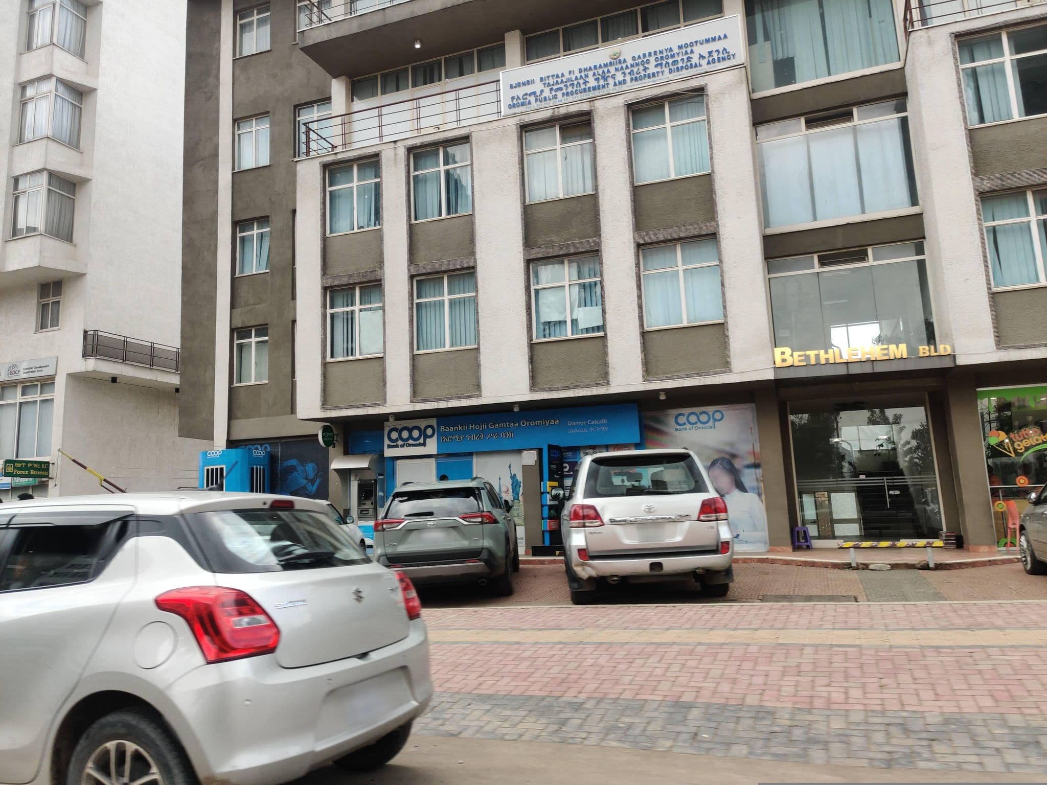 Street view near Victoria Hotel Apartment | Sarbet | ቪክቶሪያ ሆቴል አፓርትመንት | ሳርቤት, Addis Ababa — © suraaddismap (CC BY-SA · Mapillary)