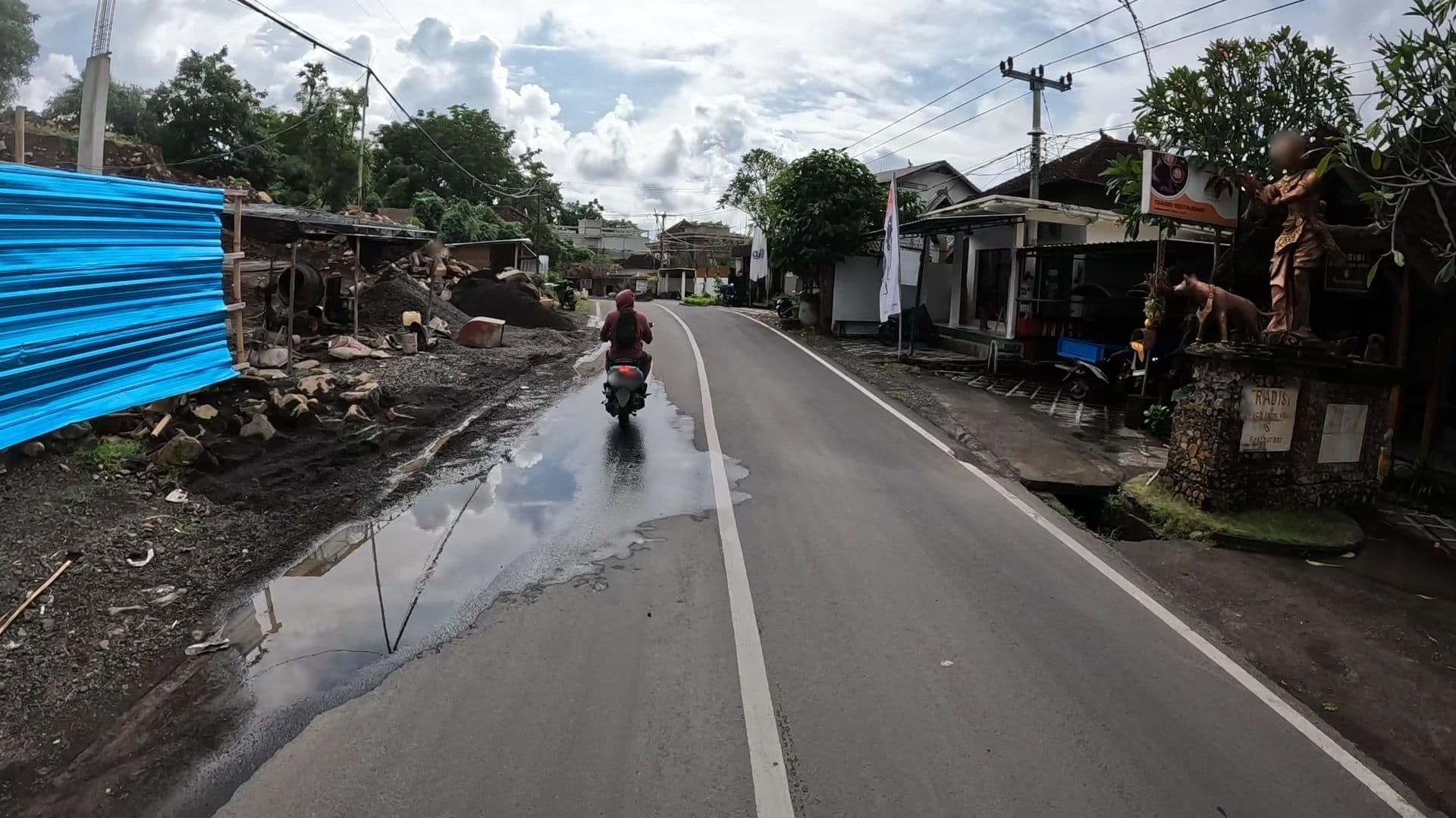 Street view near Tradisi Beach front villas & Restaurant, Amlapura — © lucomsky (CC BY-SA · Mapillary)