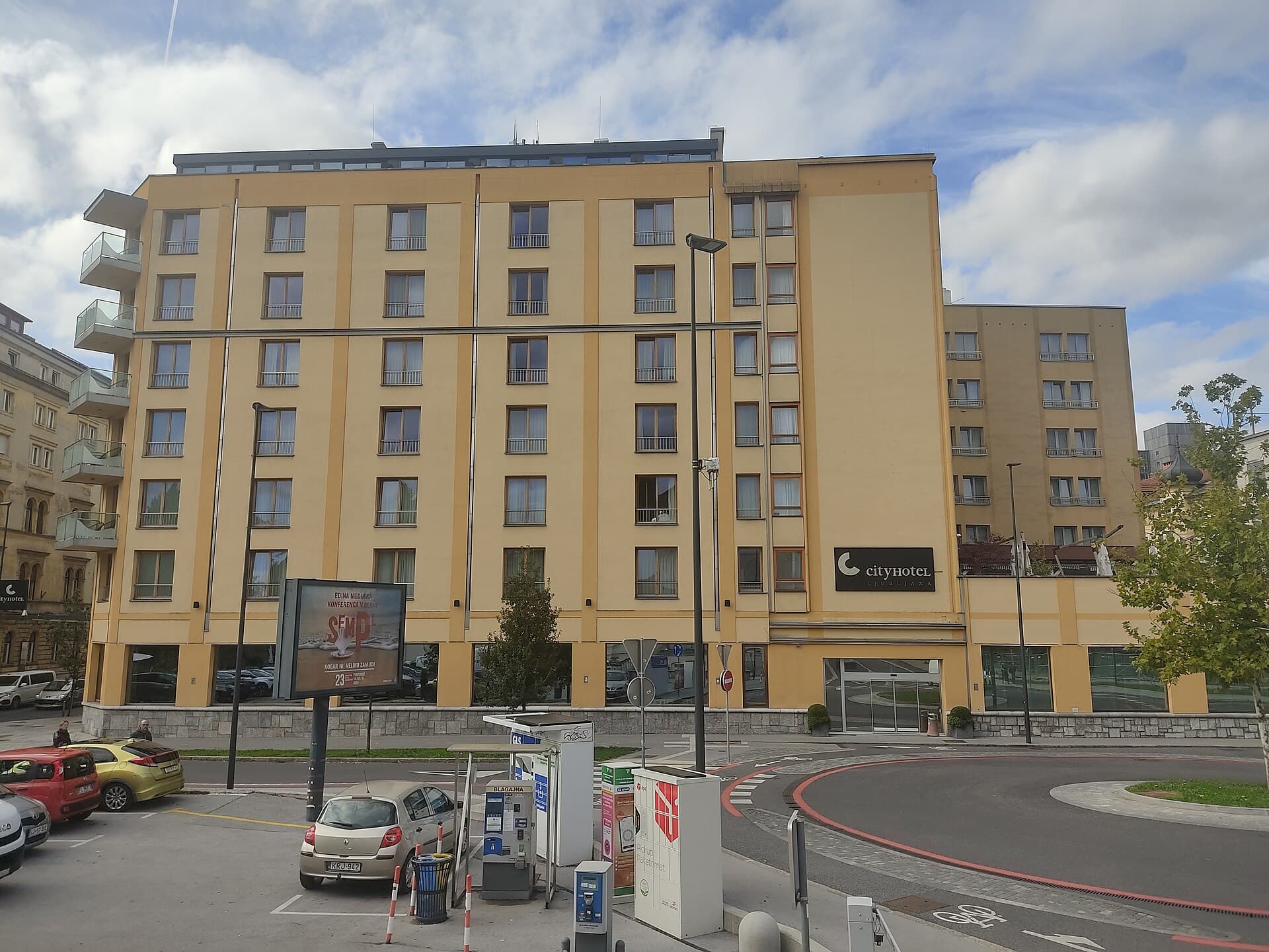 City Hotel Ljubljana (via Wikimedia Commons, CC BY-SA 4.0)