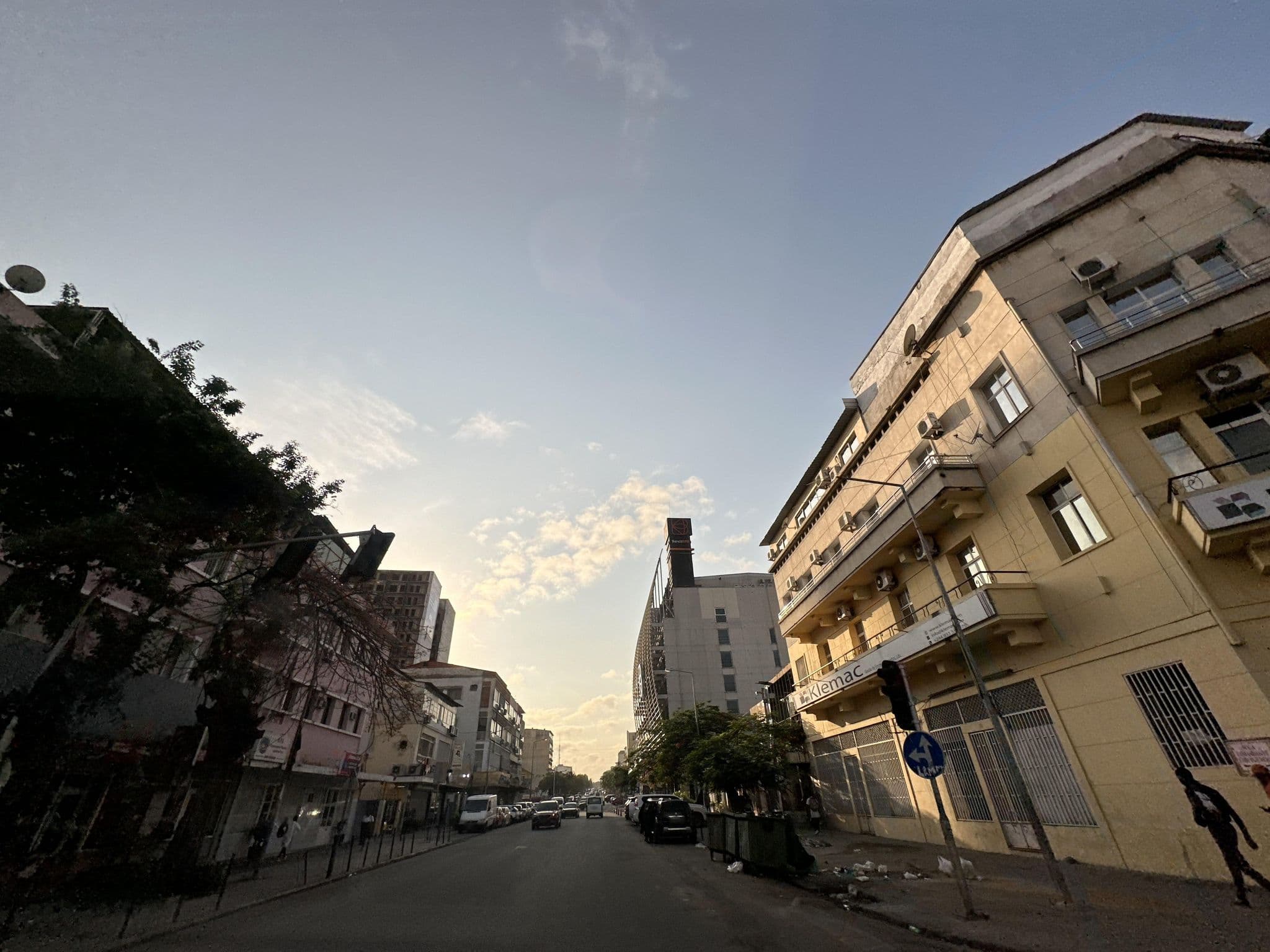 Street view near Doritis Guest House Maculusso, Ingombota — © viatorsuperum (CC BY-SA · Mapillary)