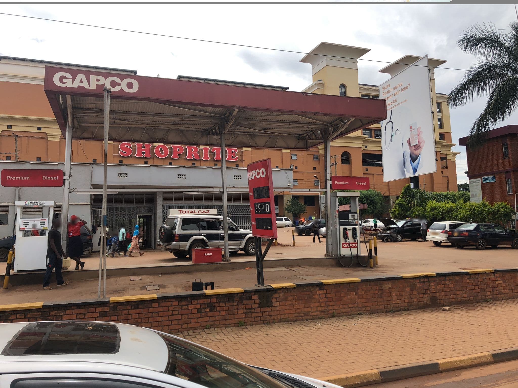 Street view near Hotel Acacia City, Kampala — © steph202 (CC BY-SA · Mapillary)
