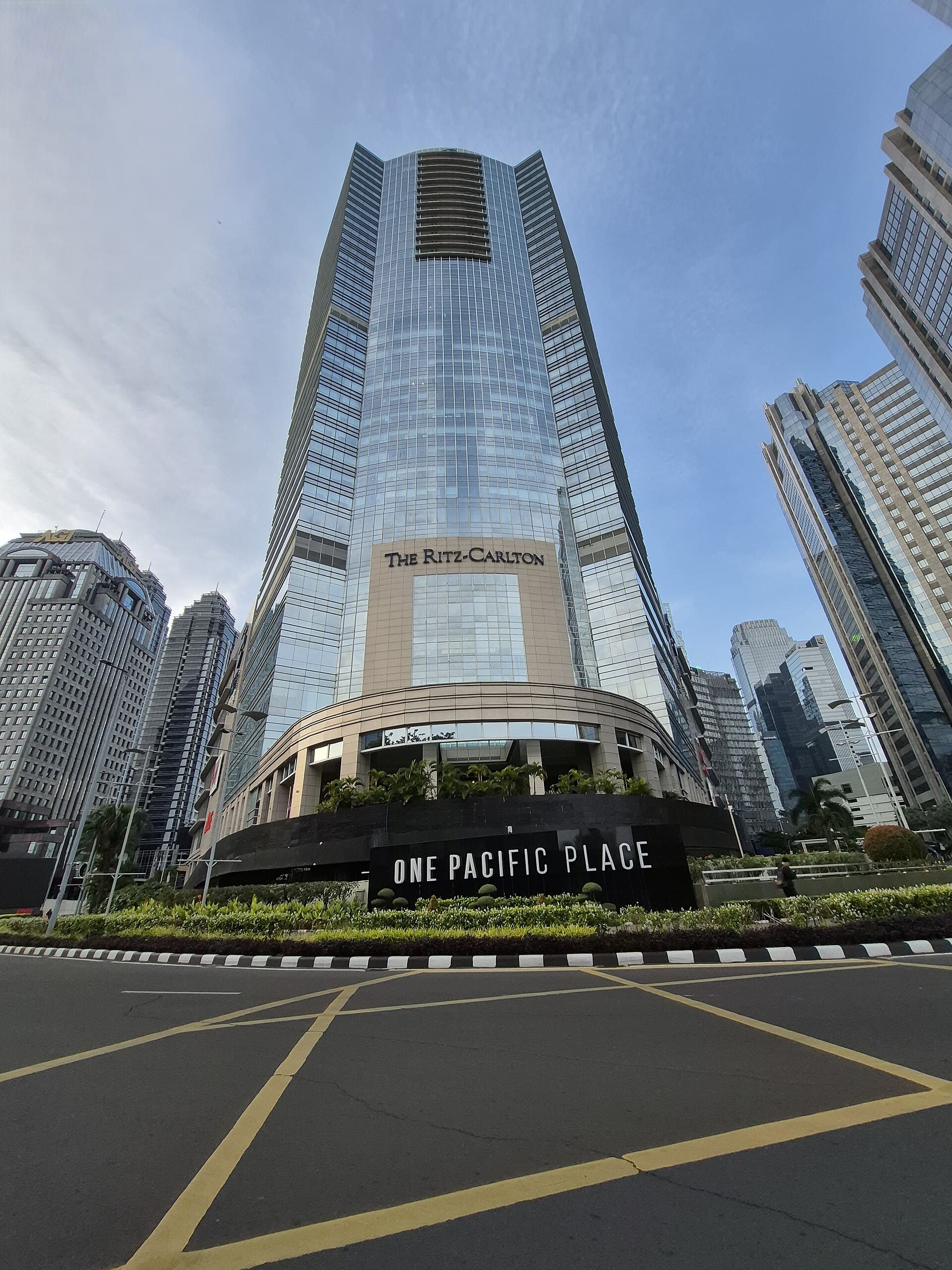 The Ritz-Carlton Jakarta (via Wikimedia Commons, CC BY-SA 4.0)