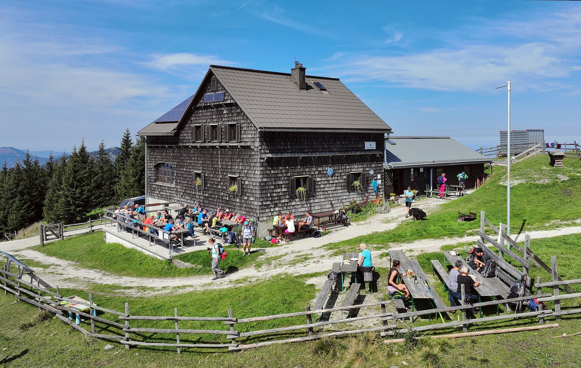 Reisalpen Schutzhaus (via Wikimedia Commons, CC BY-SA 4.0)