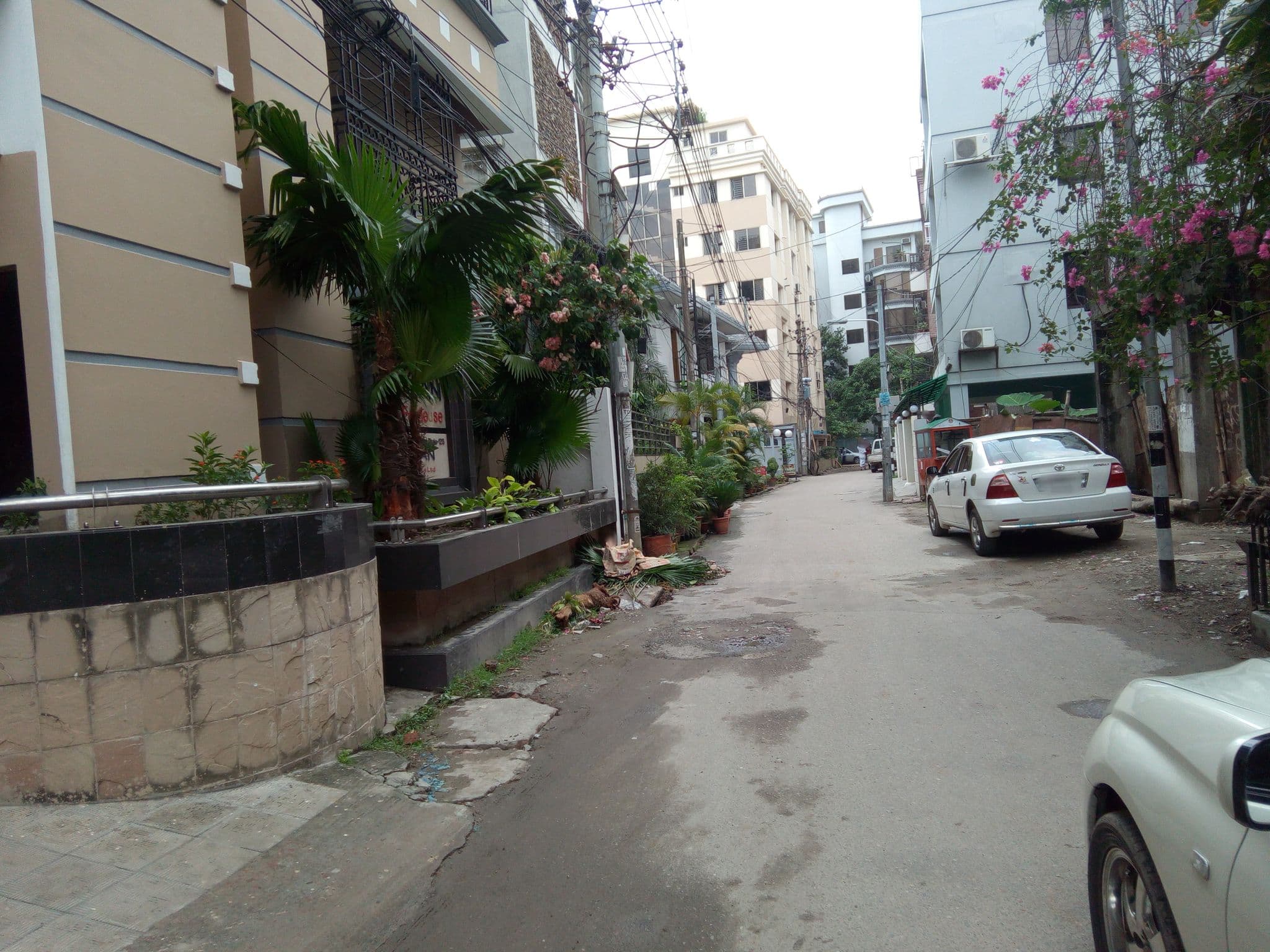 Street view near Hotel Blue Sky Banani, Kafrul — © mapdhaka (CC BY-SA · Mapillary)