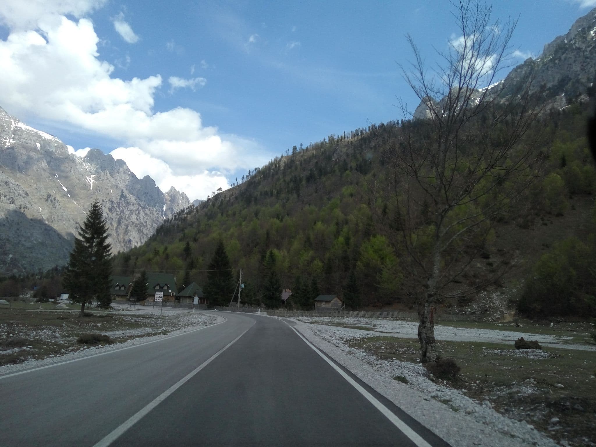 Street view near Amza Valbona Mountain Retreat, Bajram Curri — © ardob11 (CC BY-SA · Mapillary)