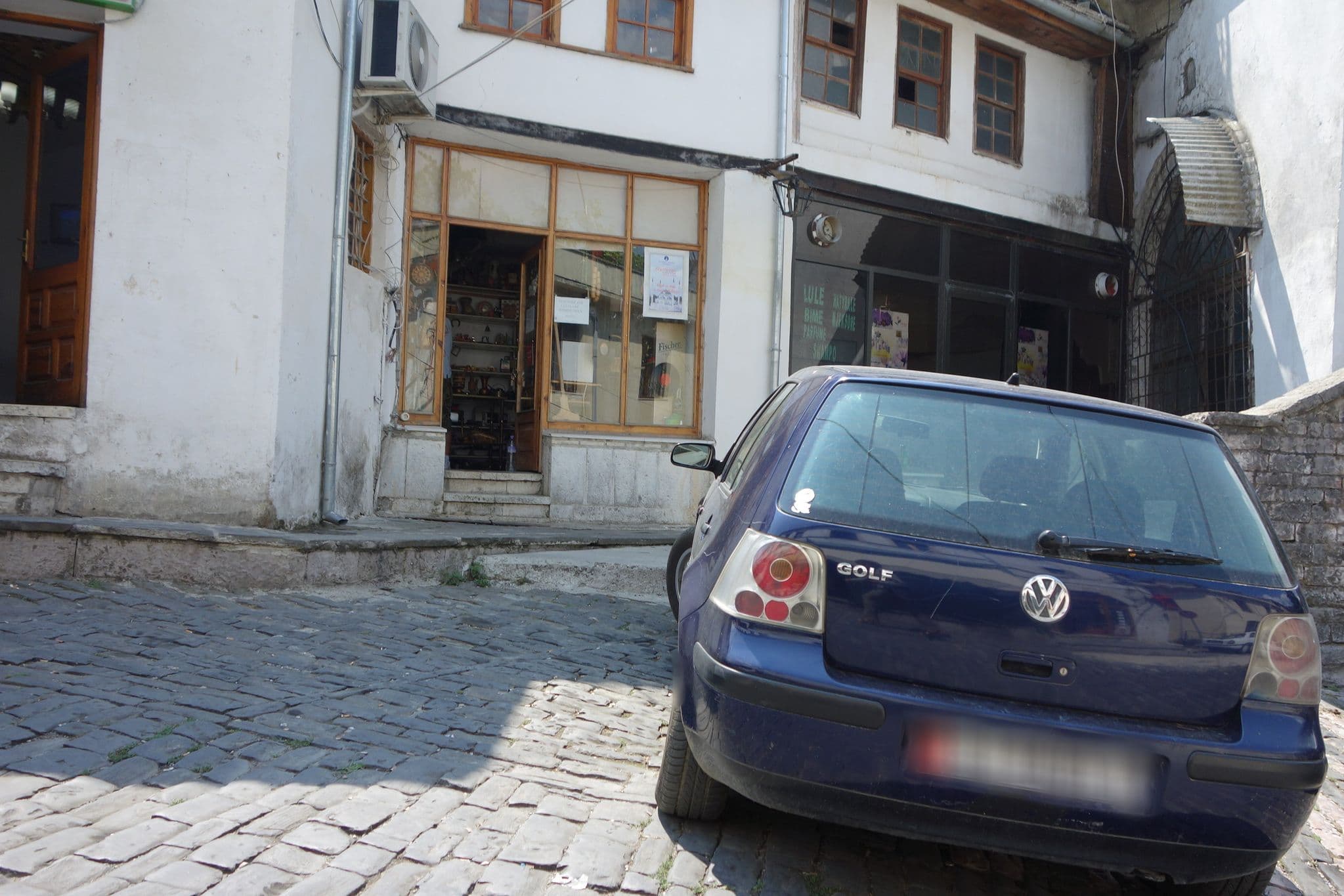 Street view near Alsara Guesthouse, Gjirokastër, Gjirokastër — © malenki (CC BY-SA · Mapillary)