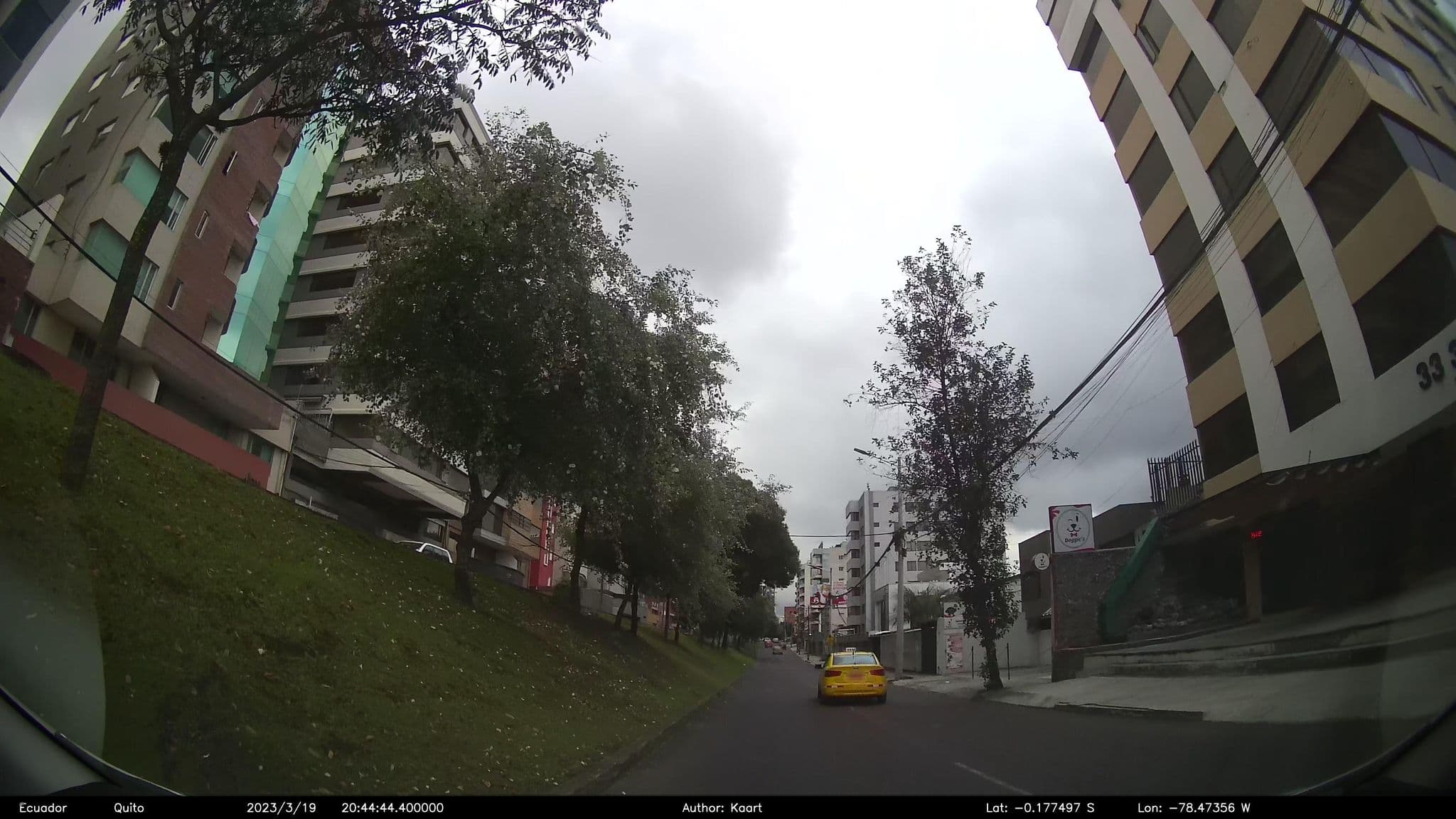 Street view near Stanford Suite, Quito — © kaart_2 (CC BY-SA · Mapillary)