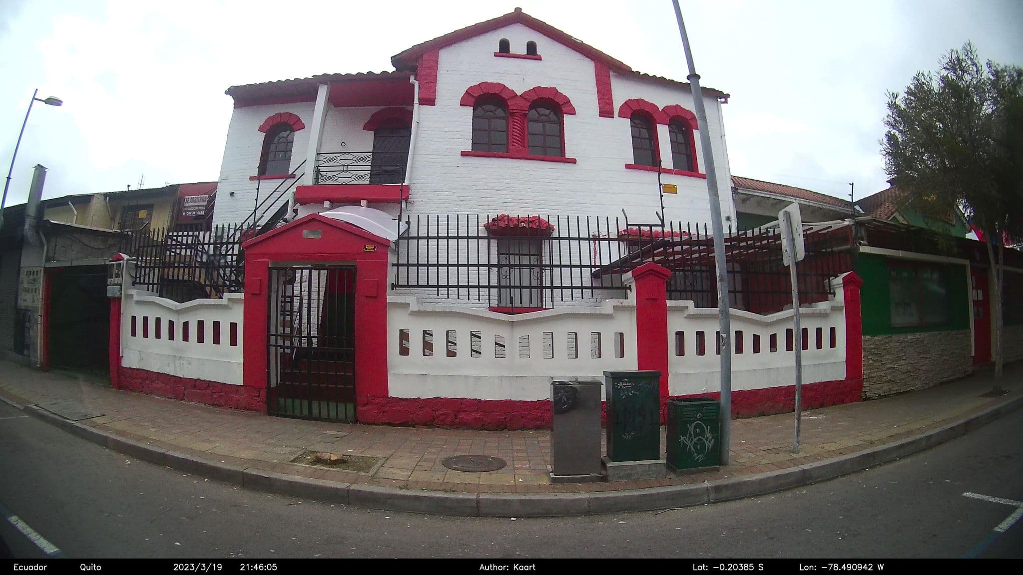 Street view near Blue House Youth Hostel, Quito — © kaart_2 (CC BY-SA · Mapillary)