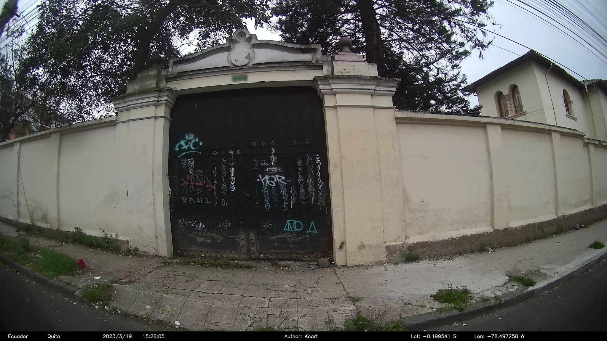 Street view near Hotel Boutique Circasiana Palace, Quito — © kaart_2 (CC BY-SA · Mapillary)