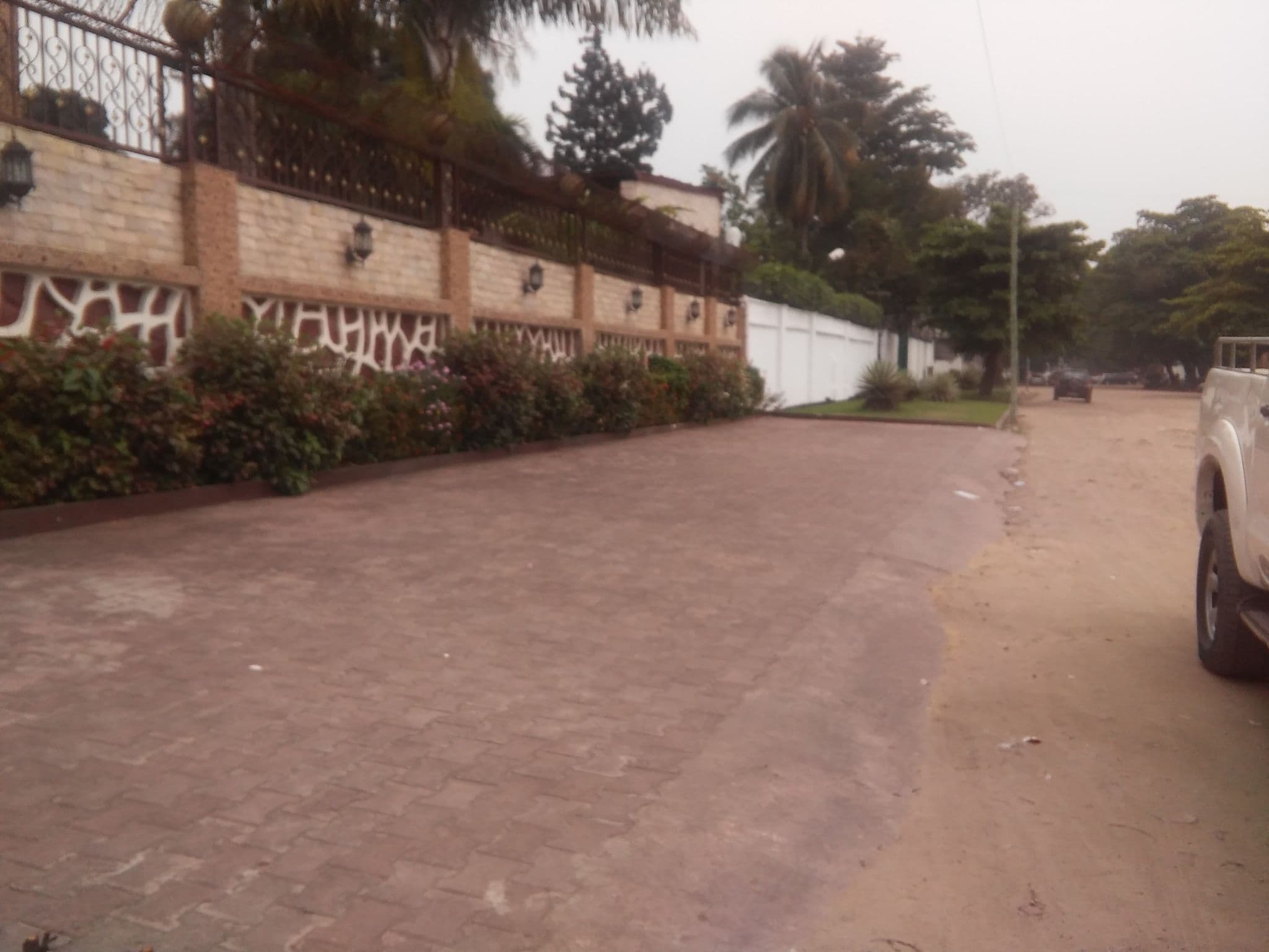 Street view near Guest House Sunny Day, Kinshasa — © vick25 (CC BY-SA · Mapillary)