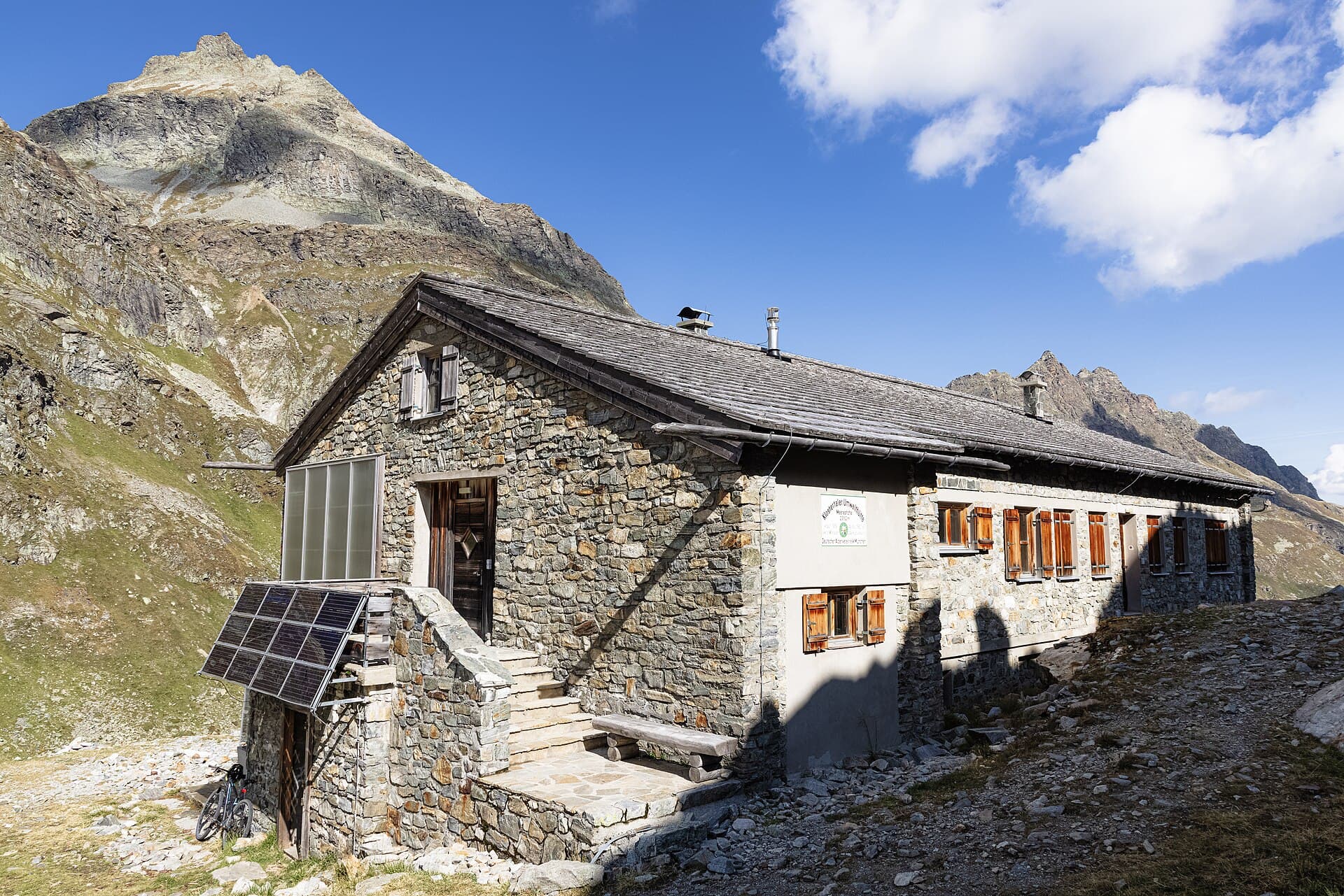 Klostertaler Umwelthütte (via Wikimedia Commons, CC BY-SA 4.0)