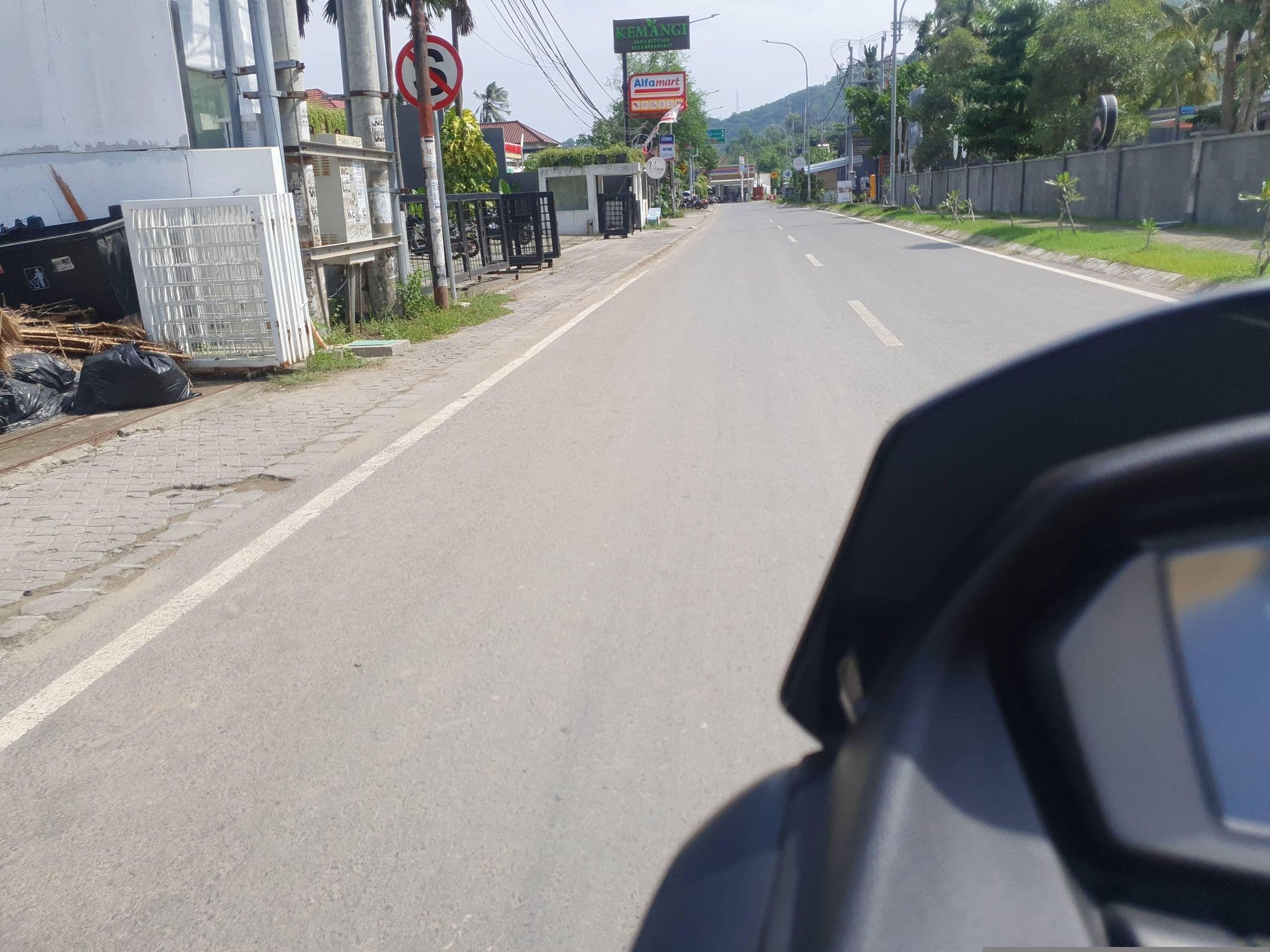 Street view near Dream Cowork Hotel, Praya
