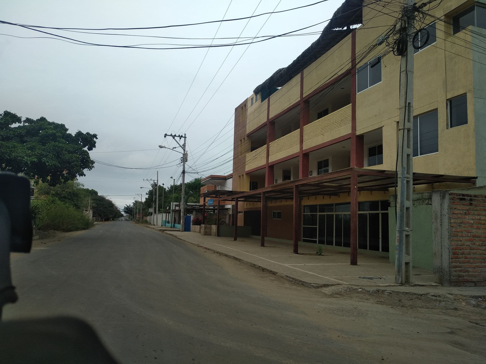 Street view near Hotel Macedonia, Bahía de Caráquez — © nomadmapper (CC BY-SA · Mapillary)