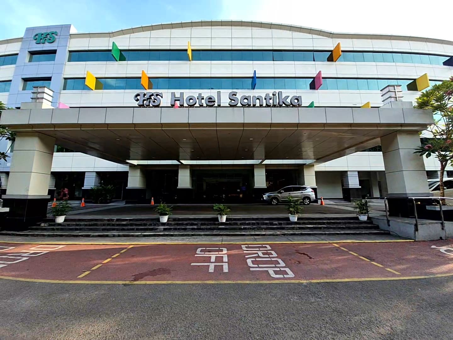 Hotel Santika Kelapa Gading (via Wikimedia Commons, CC BY-SA 4.0)