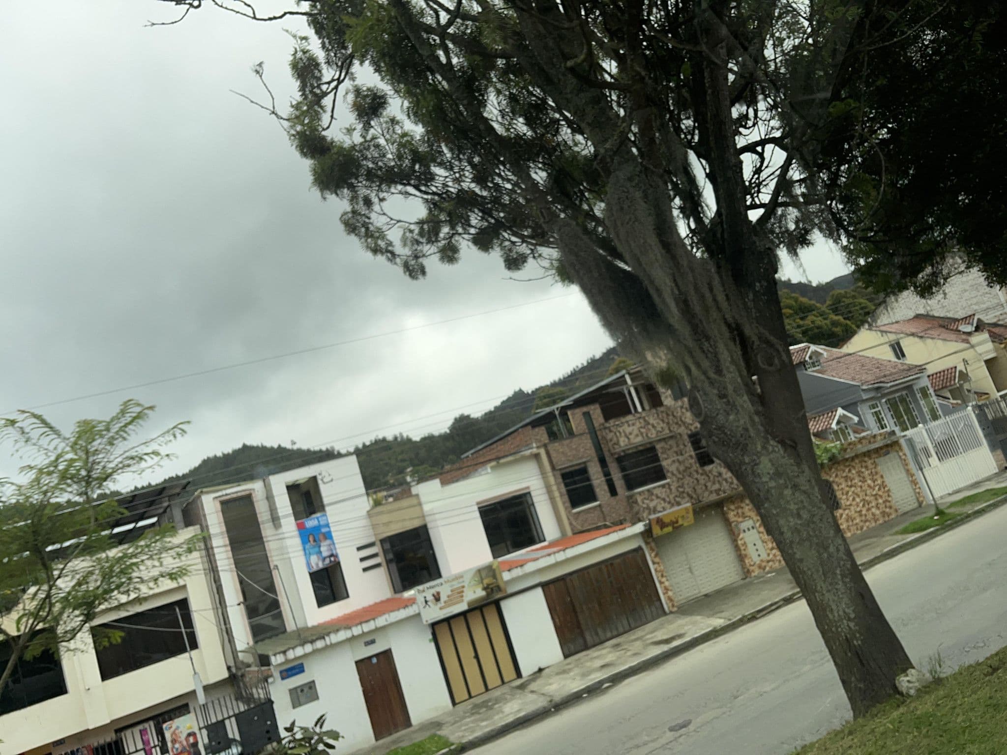 Street view near Real Hotel Jomaley, Loja — © DanielaLeyton17 (CC BY-SA · Mapillary)