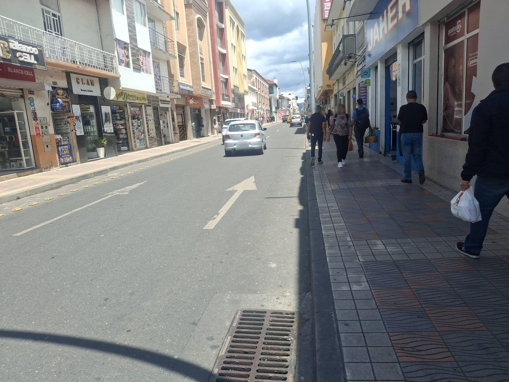 Street view near Hotel "Metropolitano", Loja — © ginatapia20 (CC BY-SA · Mapillary)