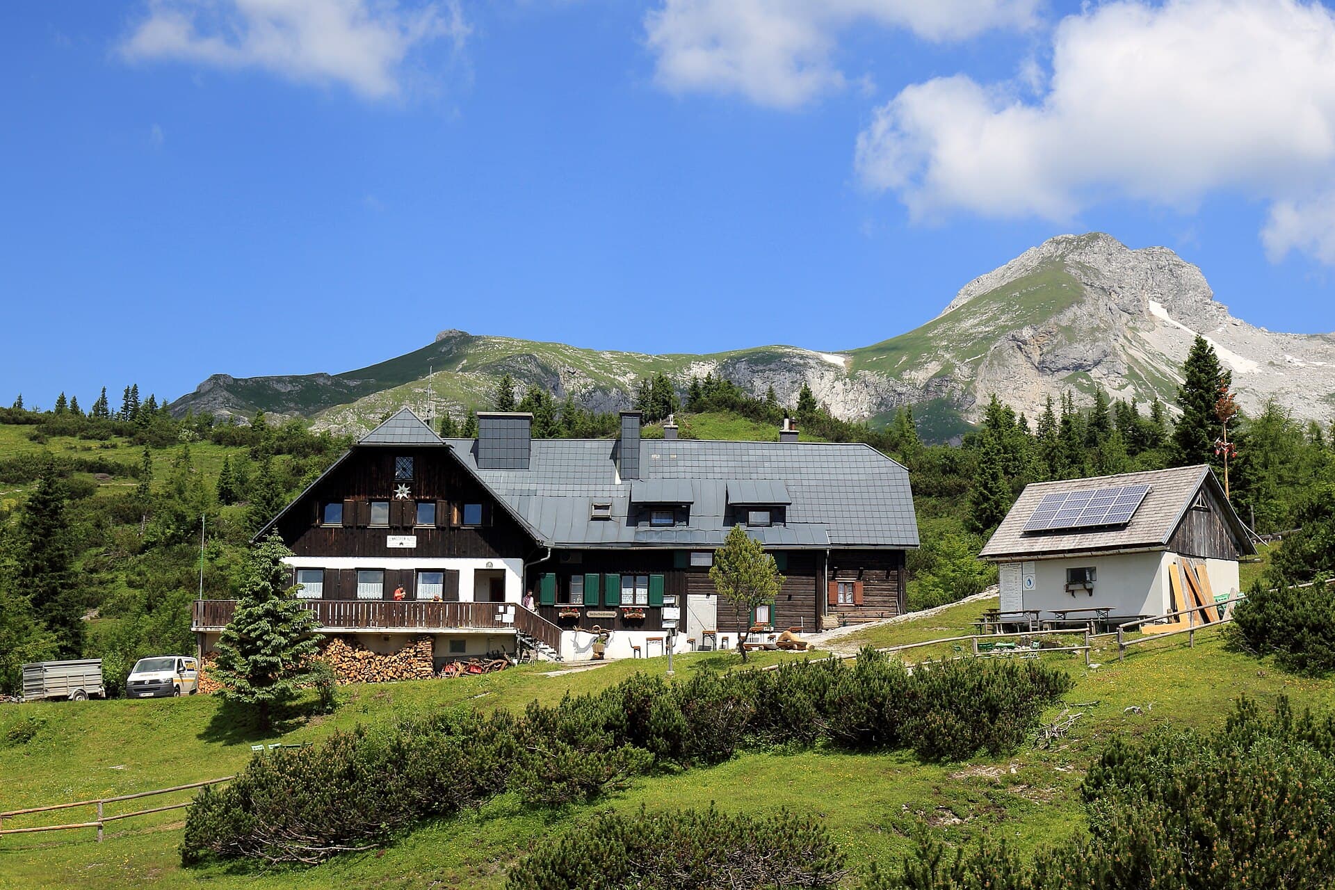 Sonnschienhütte (via Wikimedia Commons, CC BY-SA 4.0)
