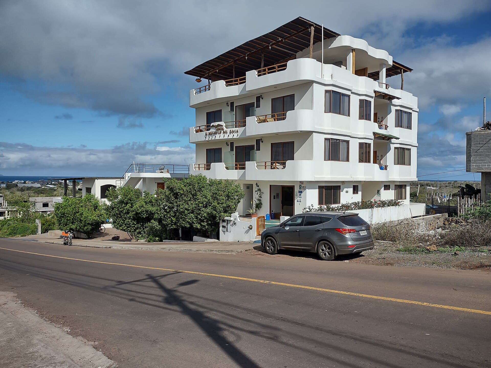 Hotel El Descanso del Guía (via Wikimedia Commons, CC BY-SA 4.0)