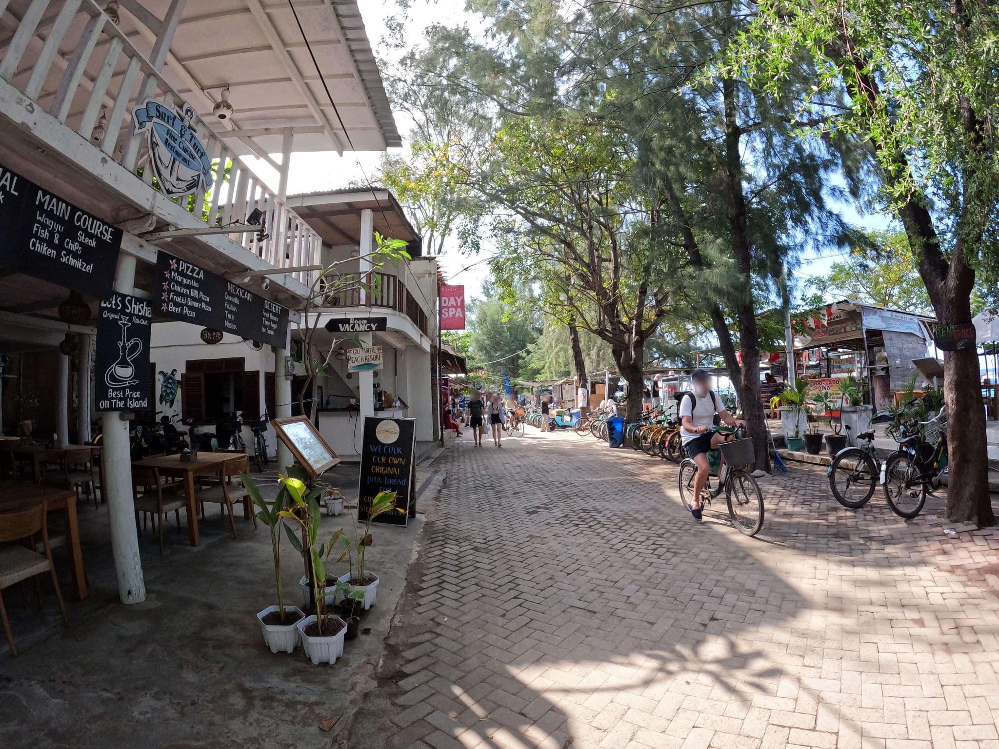 Street view near Dino Bungalows, Gili Trawangan — © lucomsky (CC BY-SA · Mapillary)