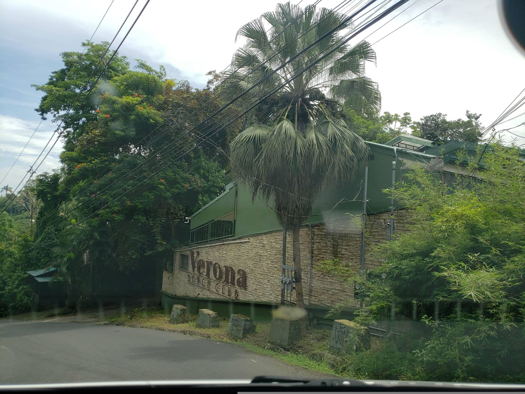 Street view near Senda Adults Only Hostel, Quepos — © guyutetube (CC BY-SA · Mapillary)