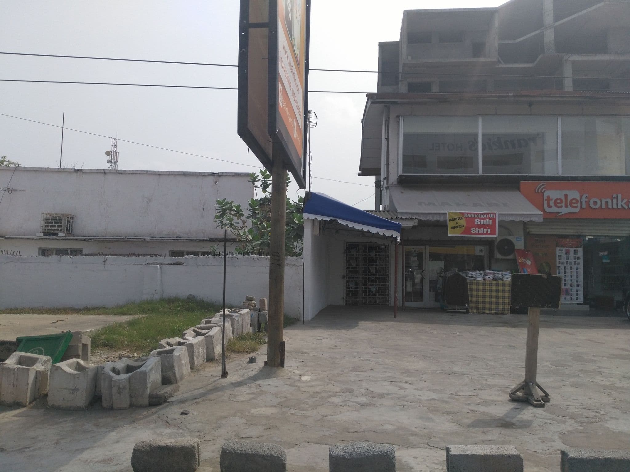 Street view near Bankable Roomzzz Hotel, Osu — © ralebipim (CC BY-SA · Mapillary)