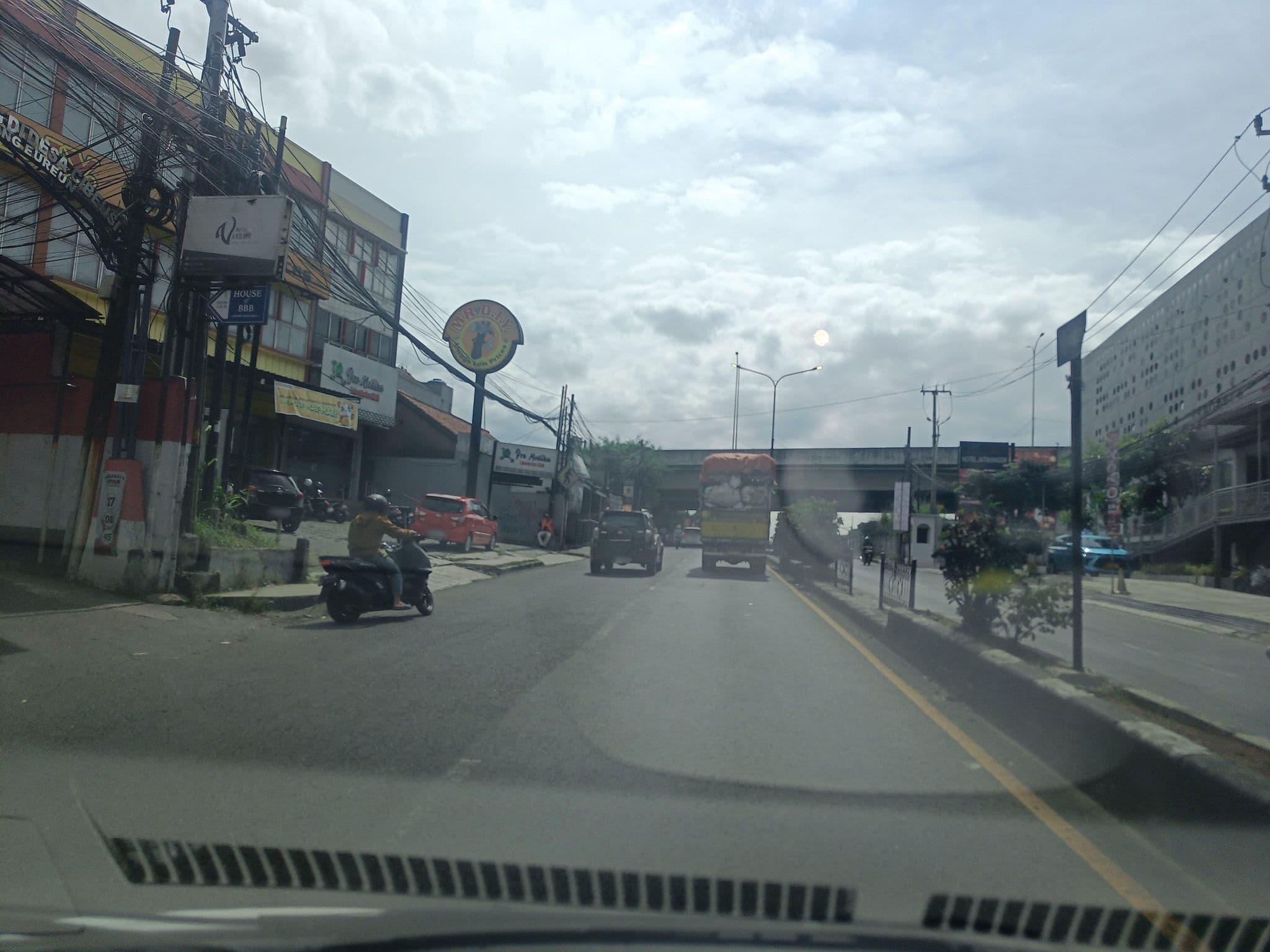 Street view near Hotel Jatinangor, Cileunyi — © hen0ch (CC BY-SA · Mapillary)