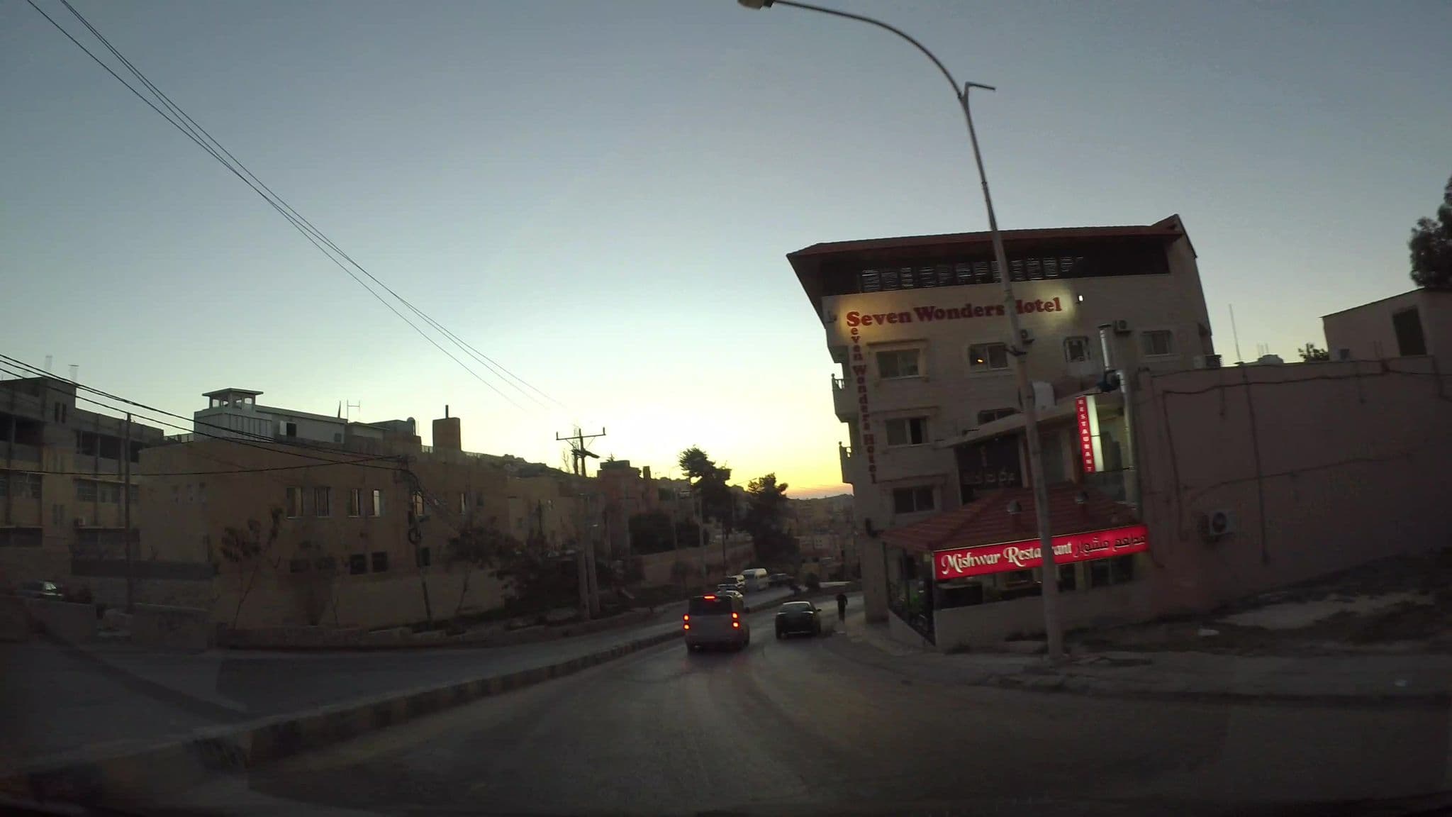 Street view near 7Wonders by TREND, Wādī Mūsá — © kaartcam (CC BY-SA · Mapillary)