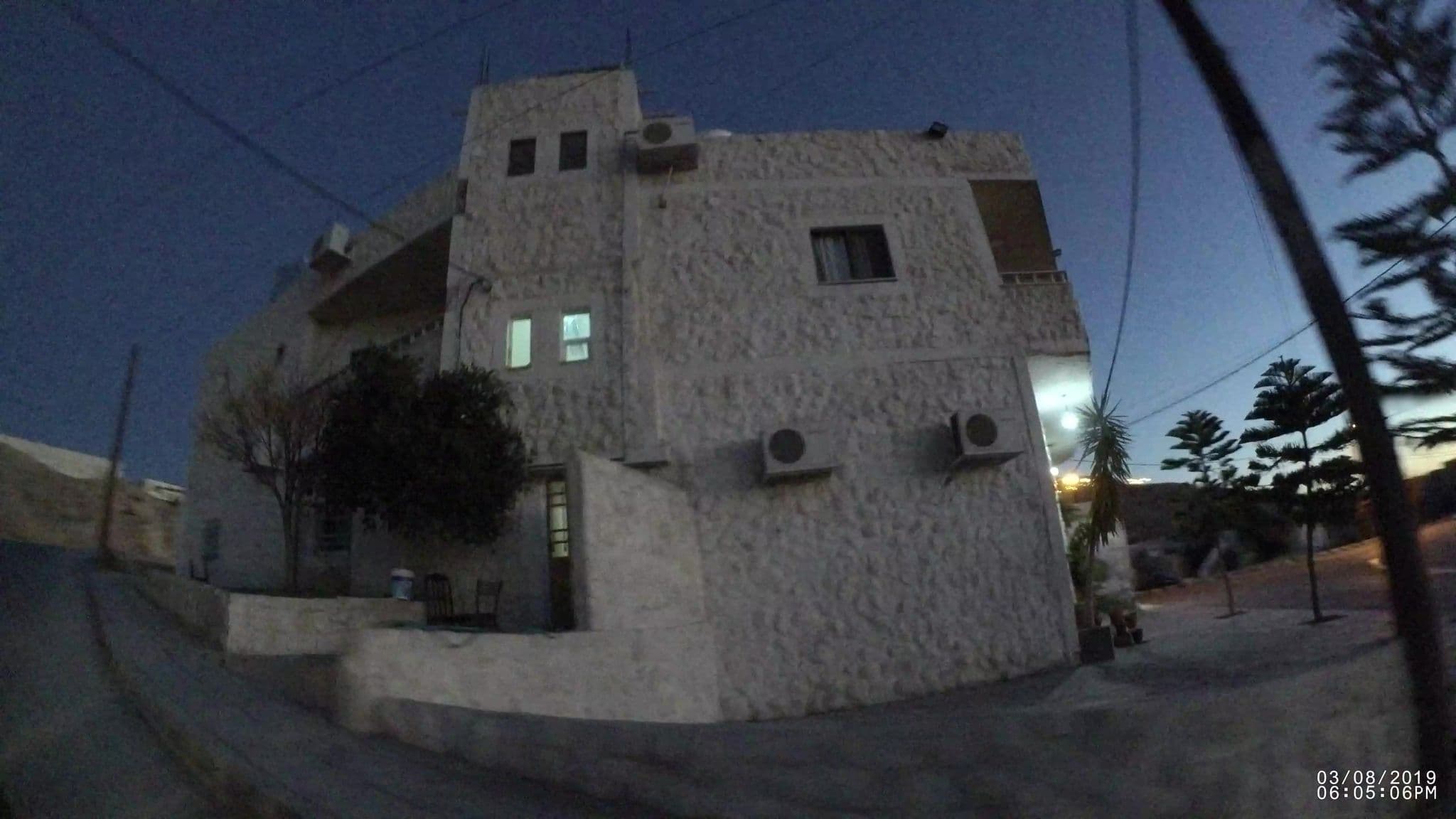 Street view near Esperanza Petra, Wādī Mūsá — © kaartcam (CC BY-SA · Mapillary)