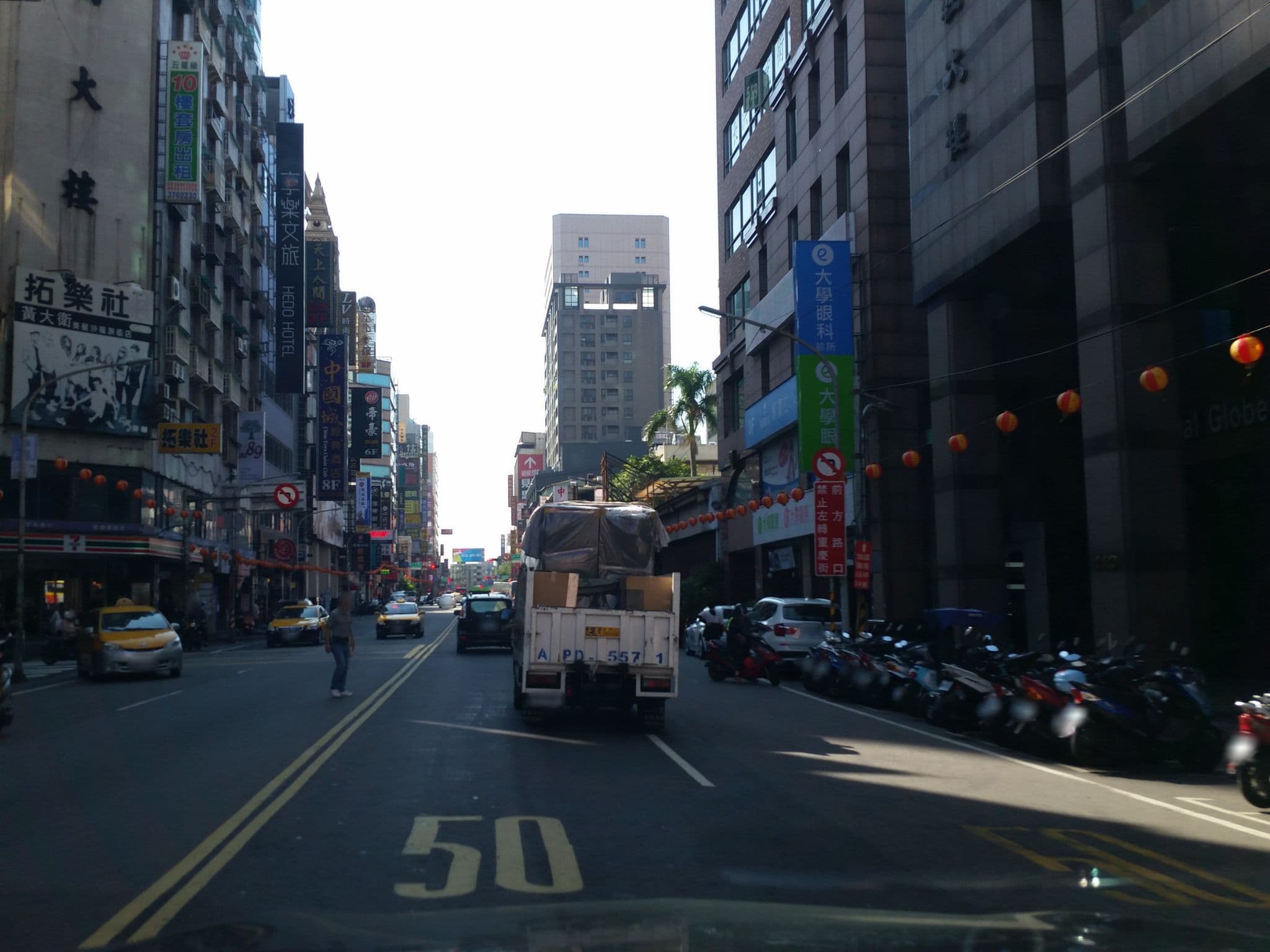 Street view near 麗華商務大飯店 Li Hua Hotel, Taoyuan — © andylin (CC BY-SA · Mapillary)