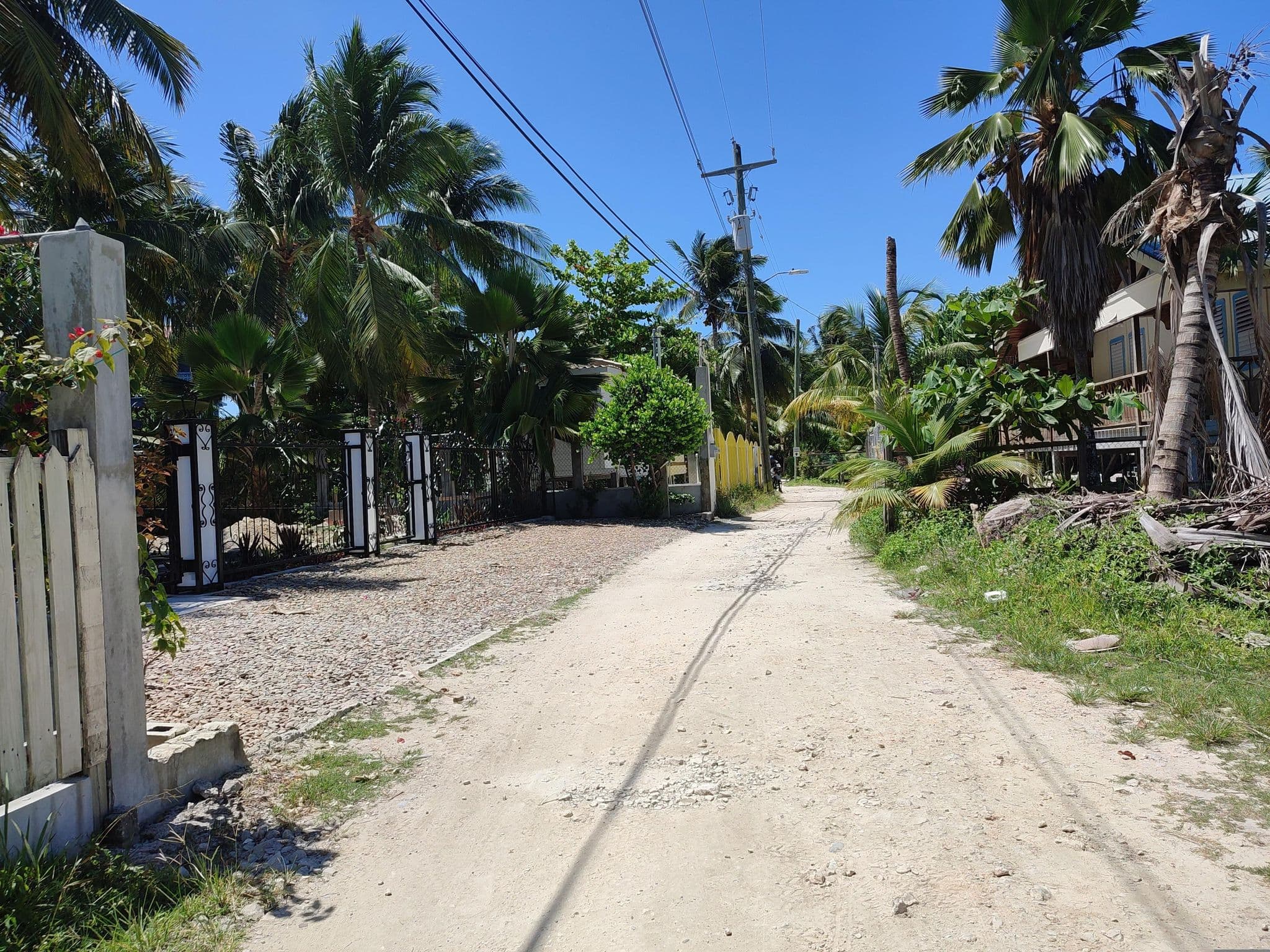 Street view near Caye Caulker Boutique Guest House Hotel, Caye Caulker — © charlieplett (CC BY-SA · Mapillary)
